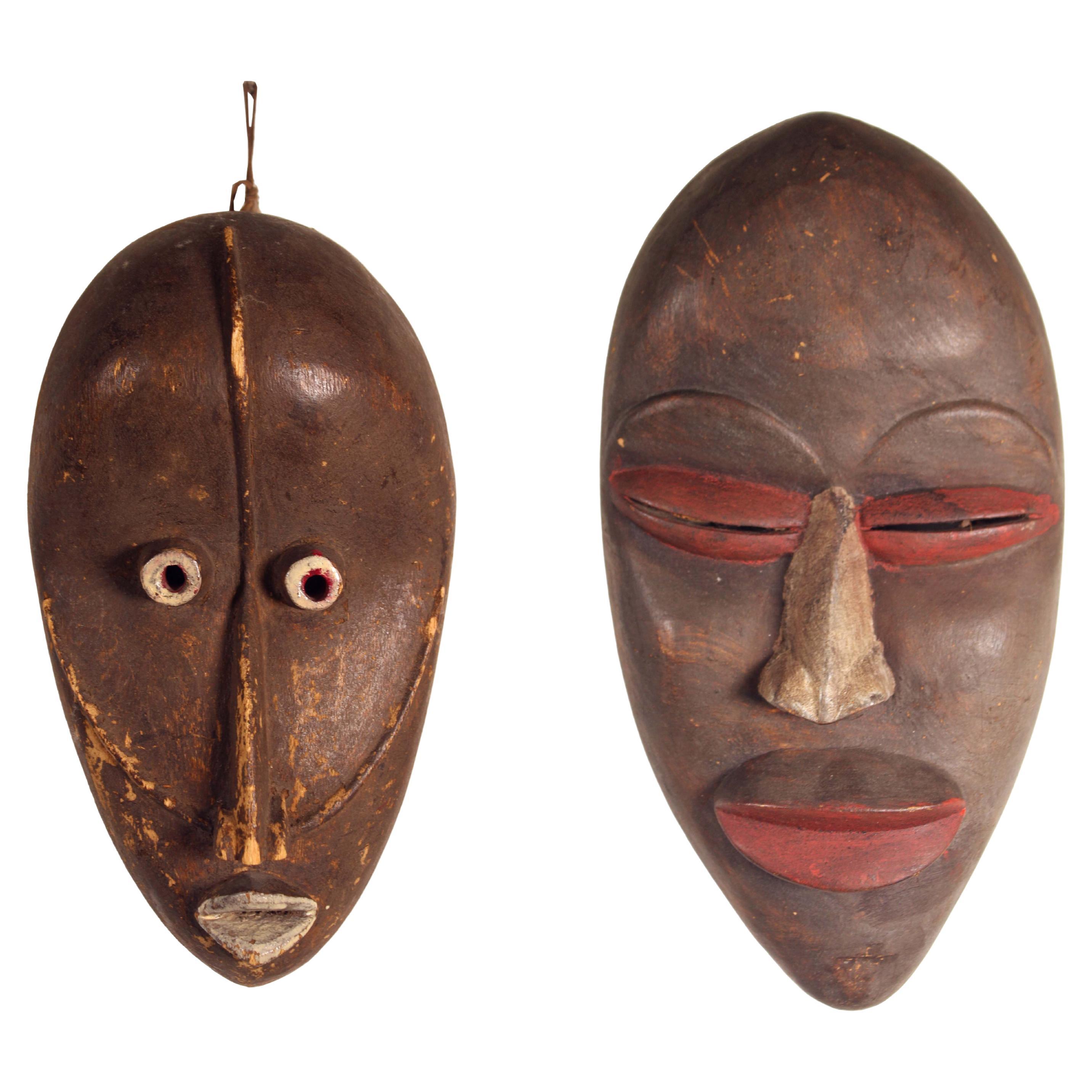 Paire de masques tribaux africains en bois peint en vente