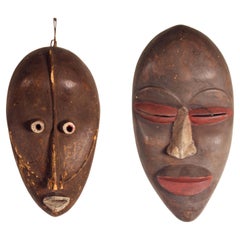 Coppia di maschere tribali africane dipinte in Wood