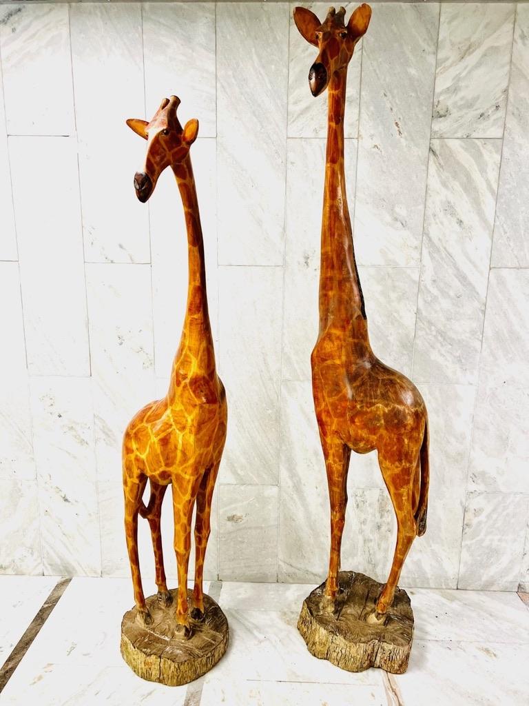 D'incroyables et immenses sculptures représentant un couple de girafes polychromées. Fantastique.