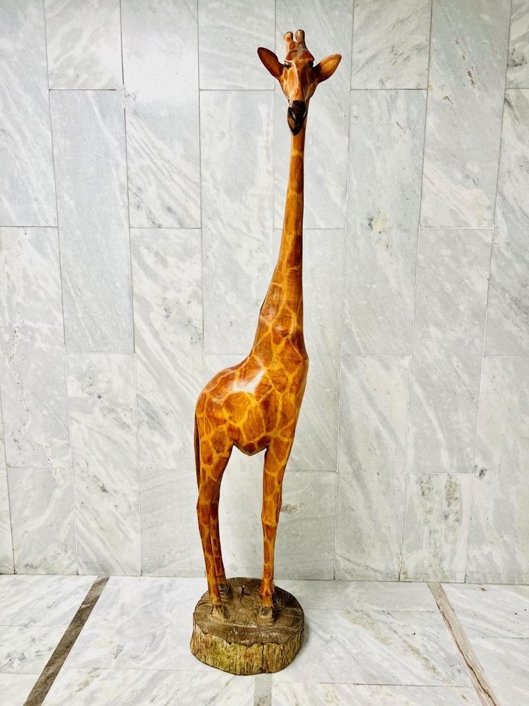 Style international Paire de sculptures africaines en bois noble représentant des girafes  en vente
