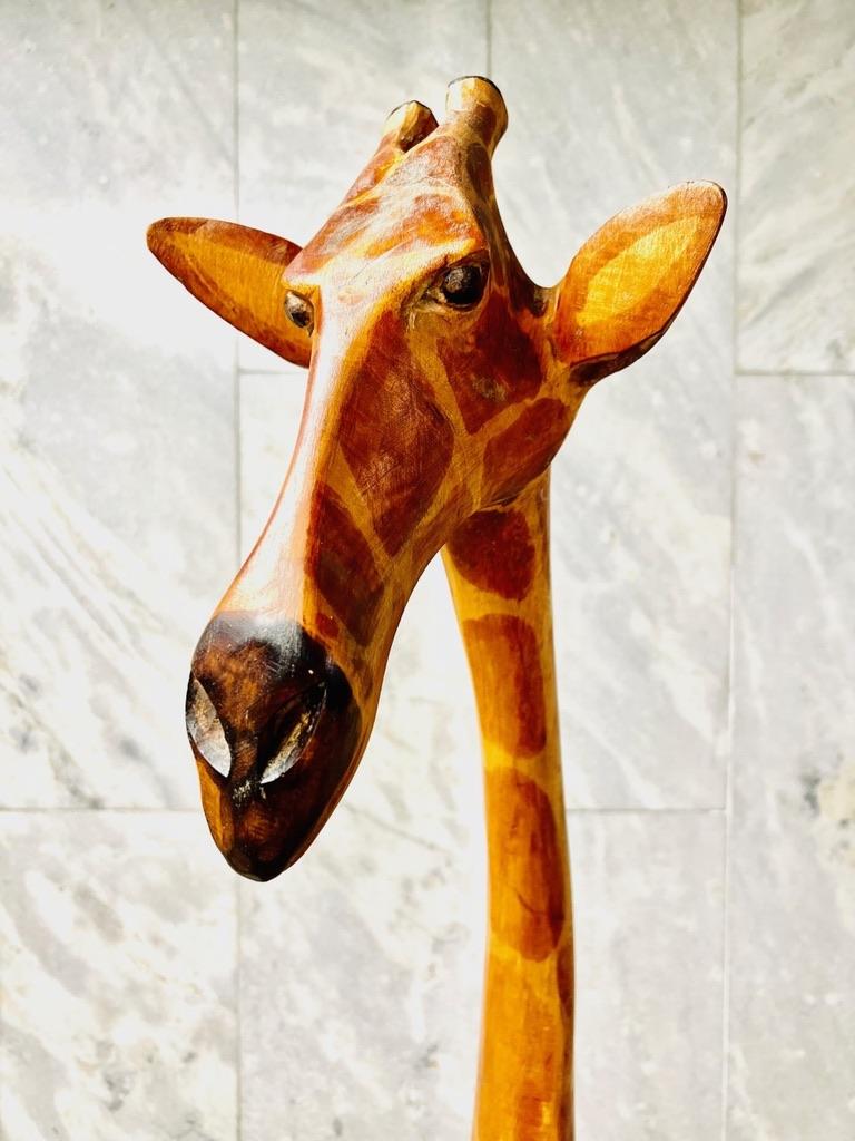 Kényan Paire de sculptures africaines en bois noble représentant des girafes  en vente