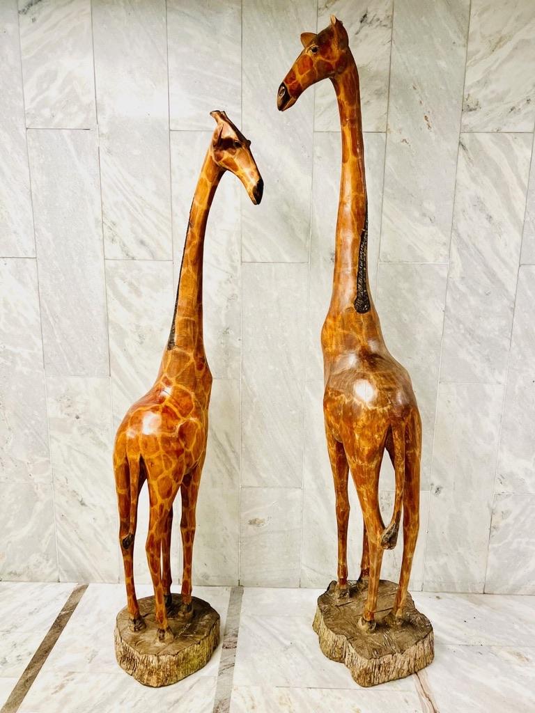 Milieu du XXe siècle Paire de sculptures africaines en bois noble représentant des girafes  en vente