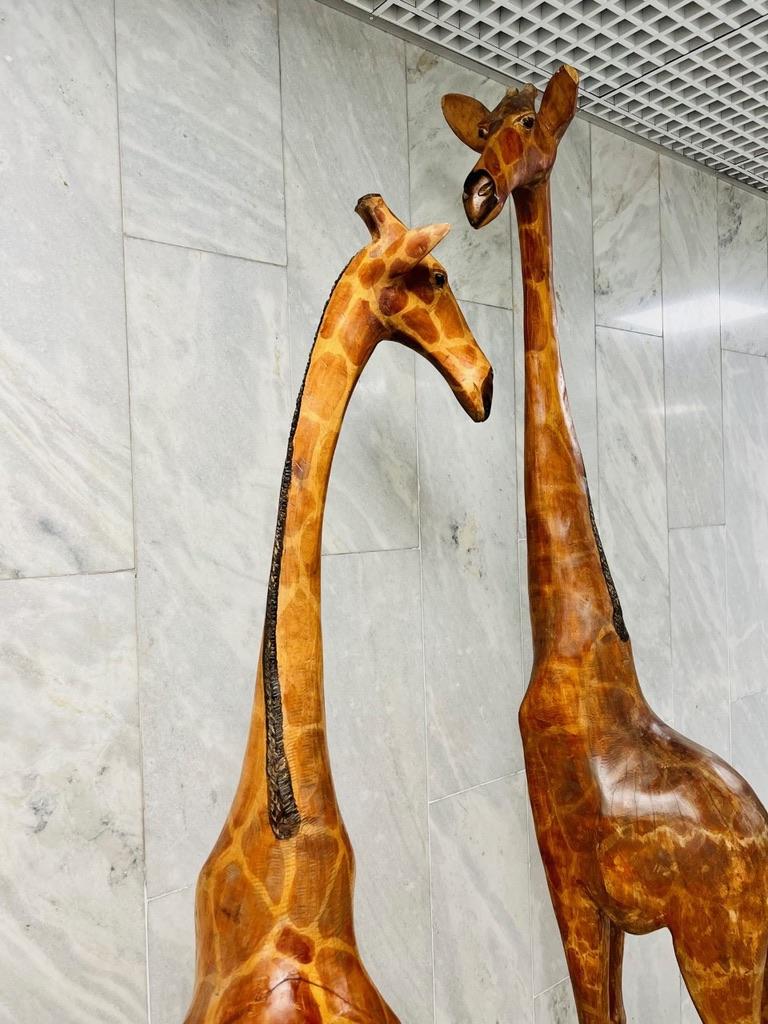 Natural size pair of african sculptures in noble wood representing giraffes  In Good Condition For Sale In Rio De Janeiro, RJ