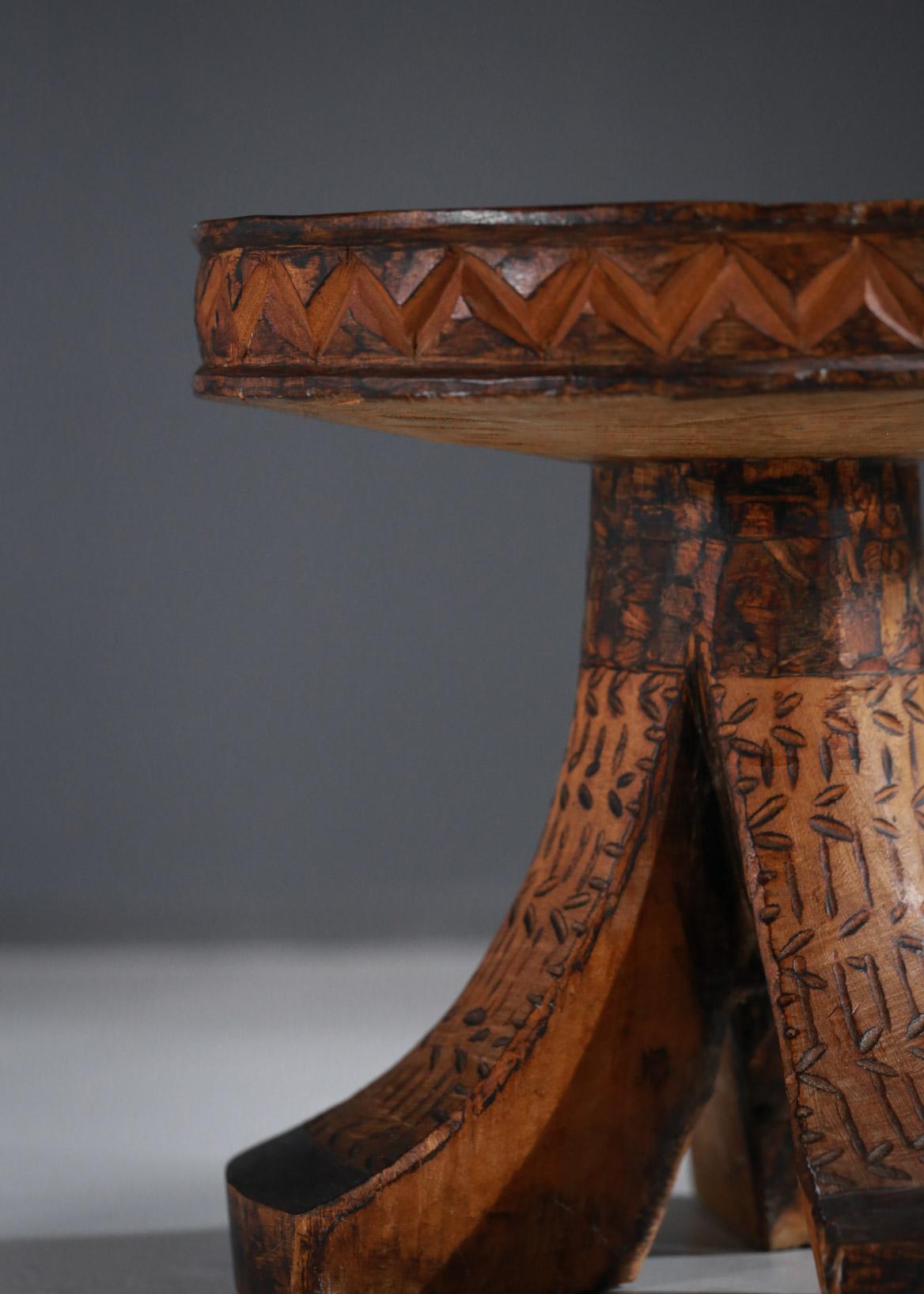 Pair of African Stools from the 1950s Tribal Ethnic Design Brutalist In Good Condition In Lyon, FR