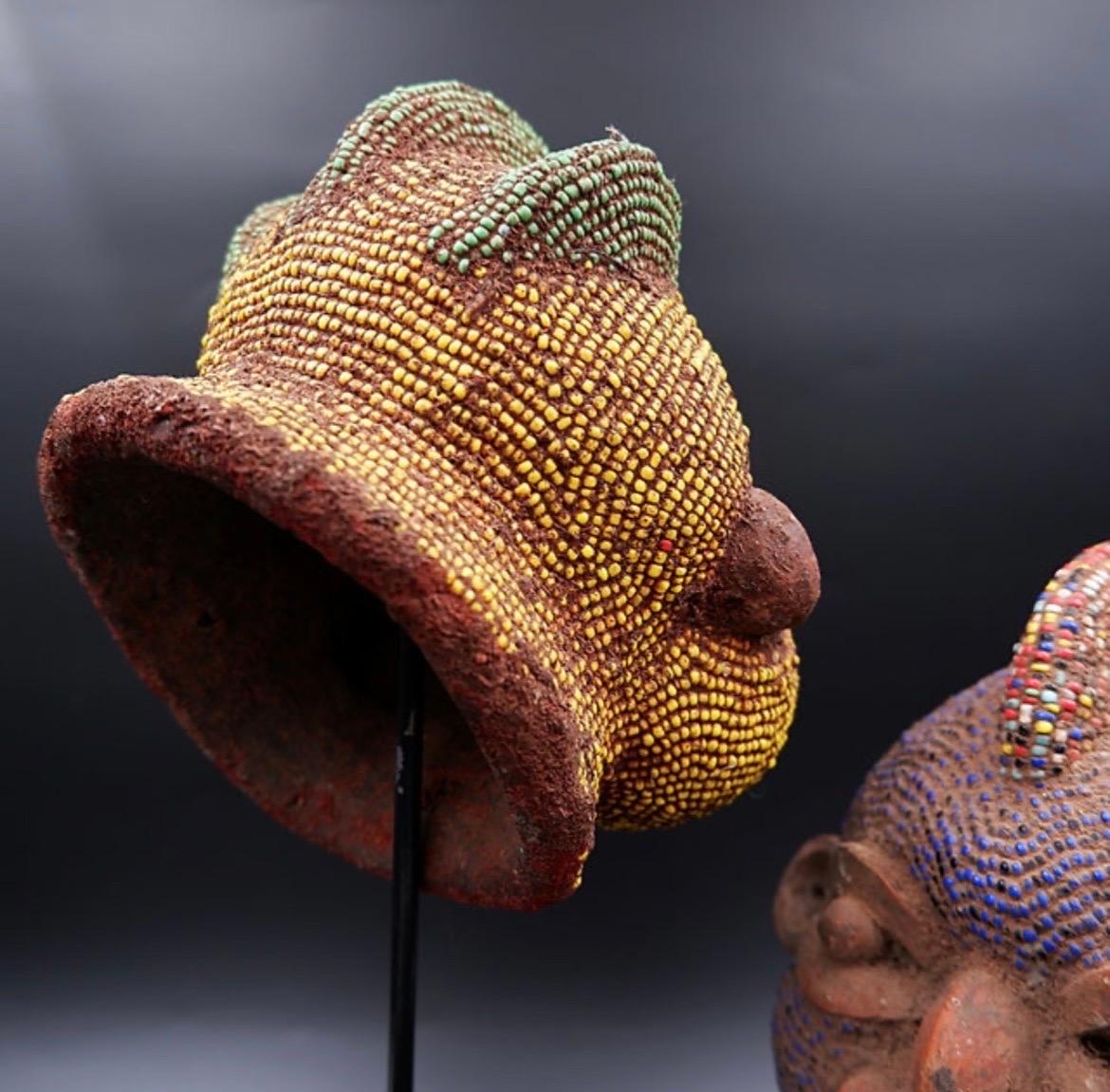 Coppia di teste africane in terracotta e perle in vendita 4
