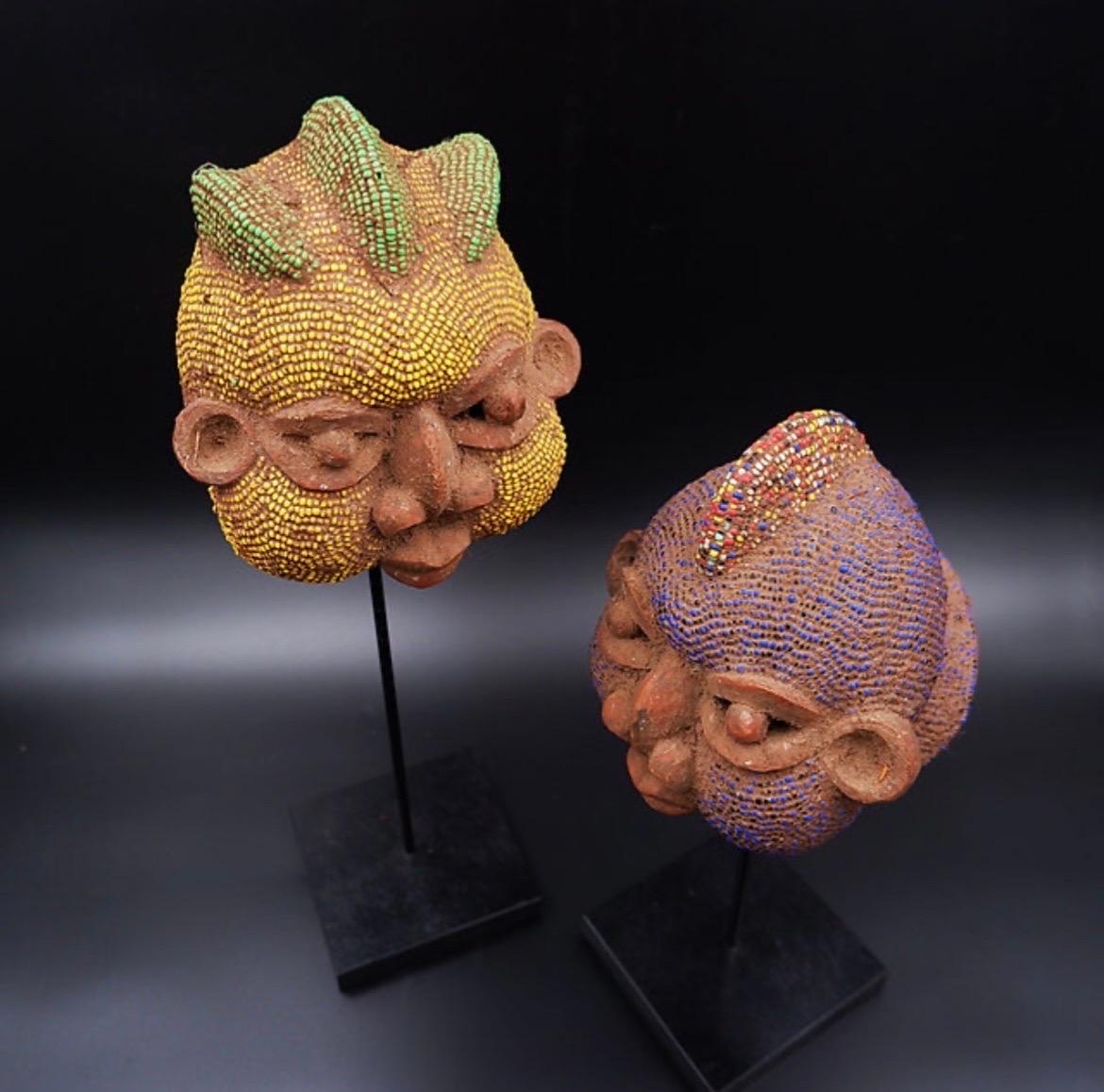 Coppia di teste africane in terracotta e perle in vendita 6