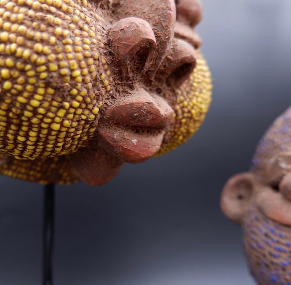 Africano Coppia di teste africane in terracotta e perle in vendita