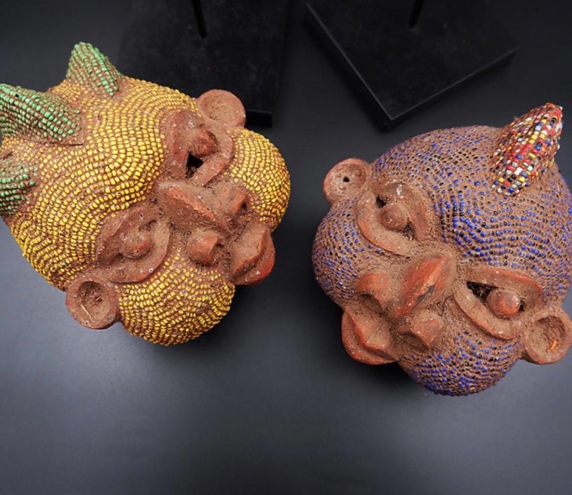 Coppia di teste africane in terracotta e perle In condizioni discrete in vendita a Linkebeek, BE