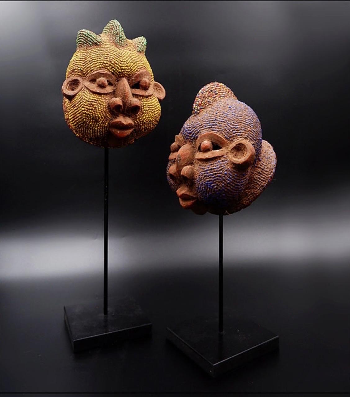 Terracotta Coppia di teste africane in terracotta e perle in vendita