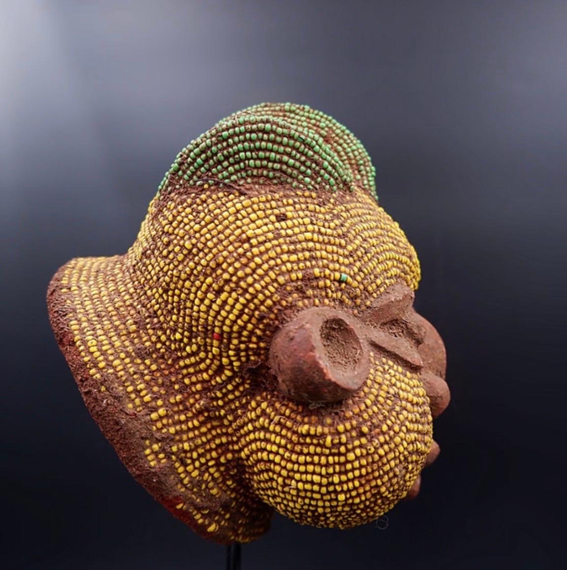 Coppia di teste africane in terracotta e perle in vendita 1