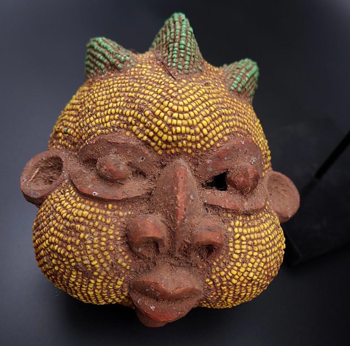 Coppia di teste africane in terracotta e perle in vendita 2