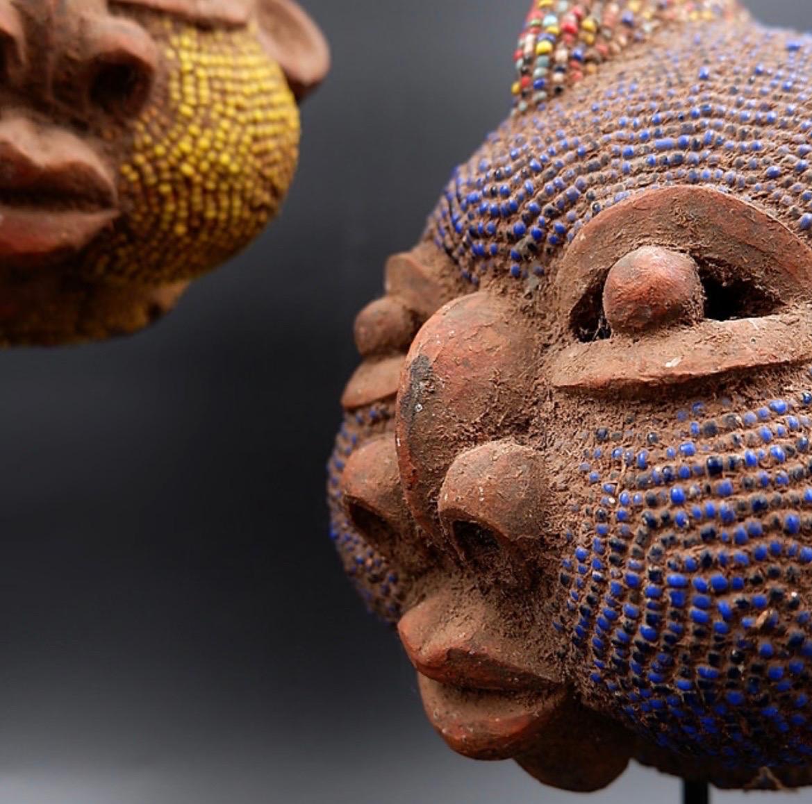 Coppia di teste africane in terracotta e perle in vendita 3