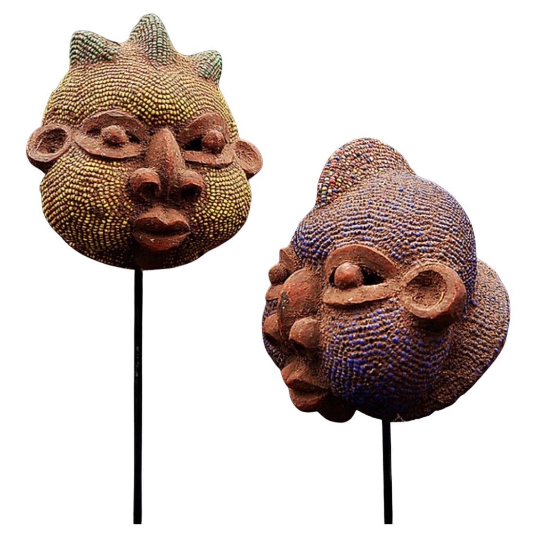 Pareja de cabezas africanas de terracota y perlas