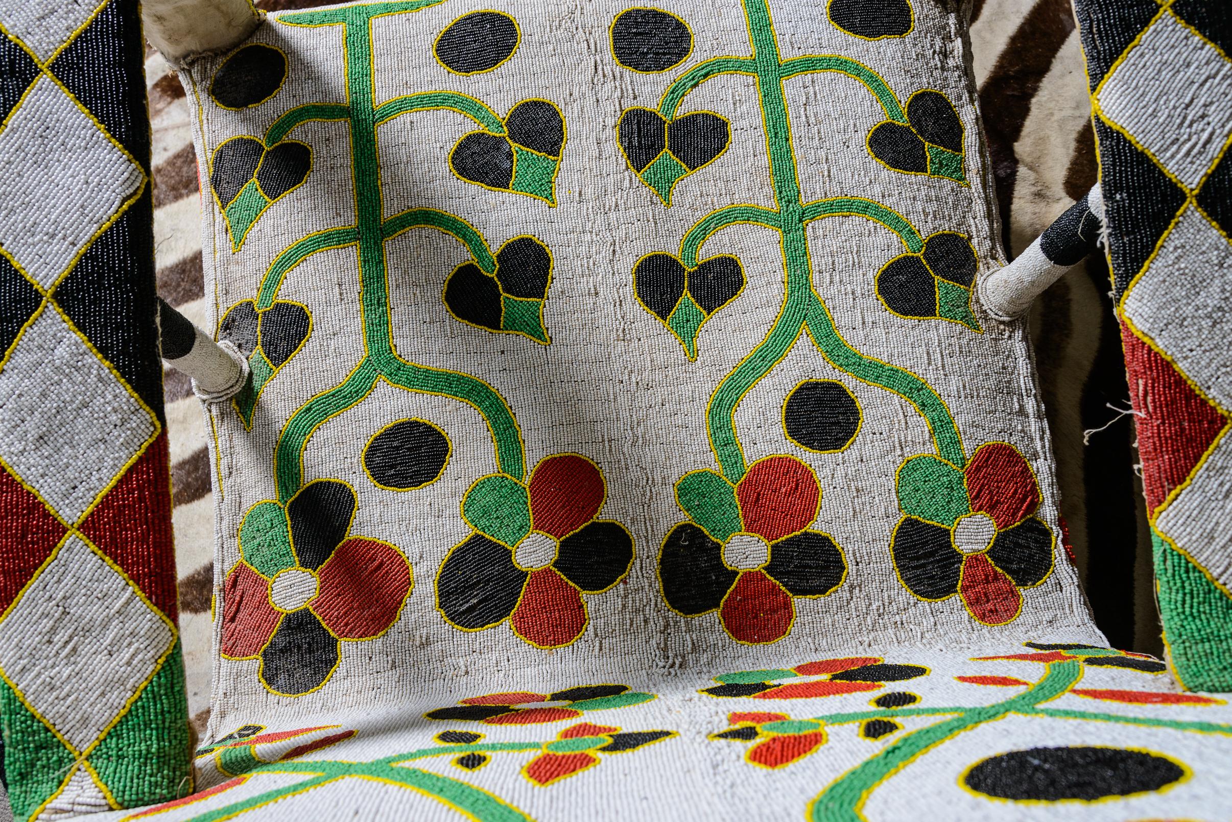 Paar afrikanische Yoruba-Perlenbesetzte, mehrfarbige Thronstühle mit Blumenmuster im Angebot 2
