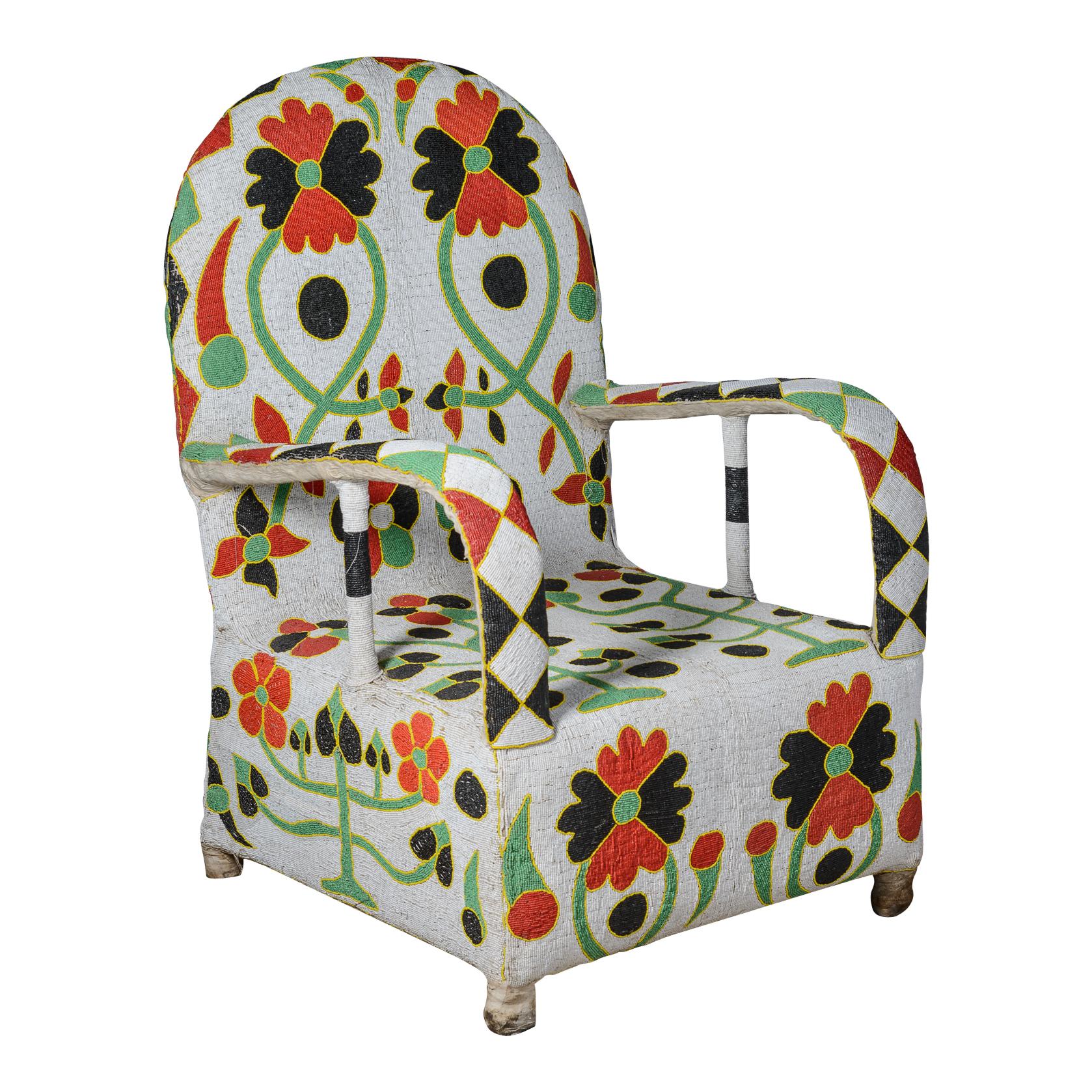 Paar afrikanische Yoruba-Perlenbesetzte, mehrfarbige Thronstühle mit Blumenmuster (Stammeskunst) im Angebot