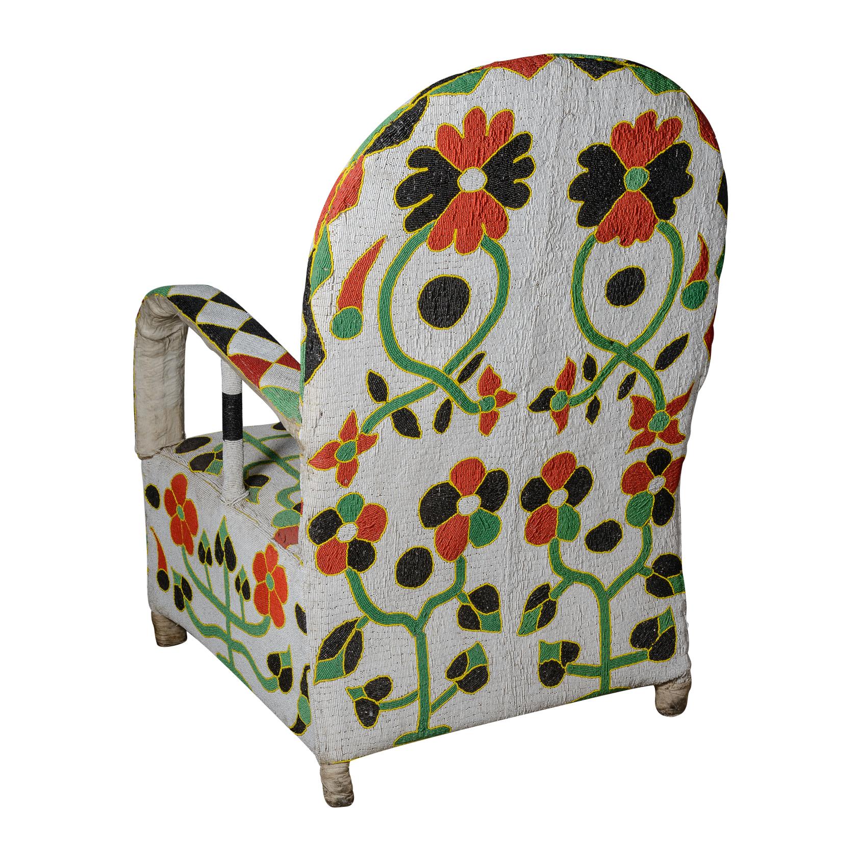 Paar afrikanische Yoruba-Perlenbesetzte, mehrfarbige Thronstühle mit Blumenmuster (Nigerianisch) im Angebot