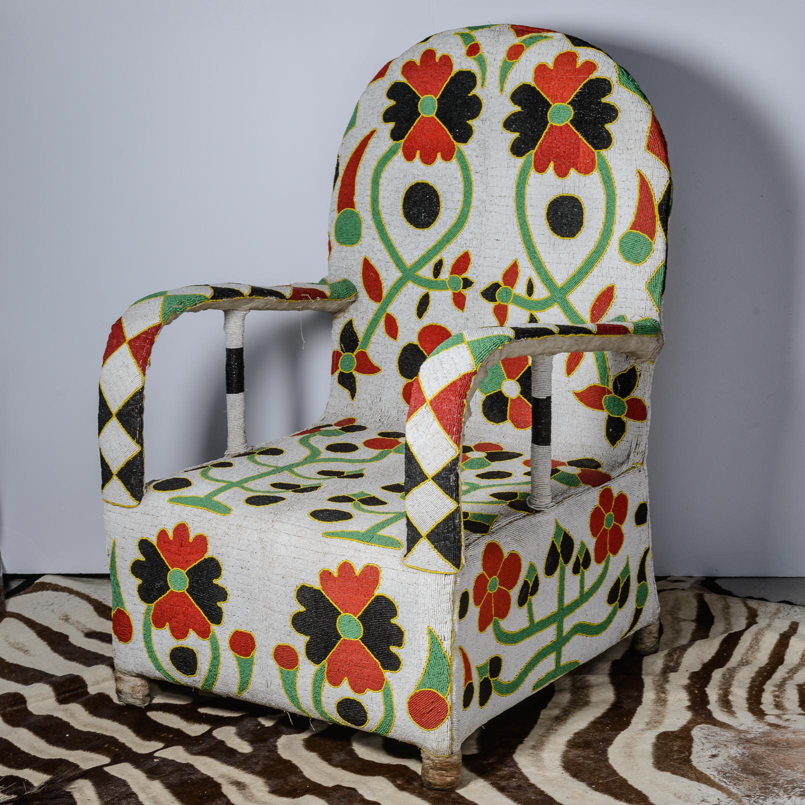 Paar afrikanische Yoruba-Perlenbesetzte, mehrfarbige Thronstühle mit Blumenmuster (Handgefertigt) im Angebot