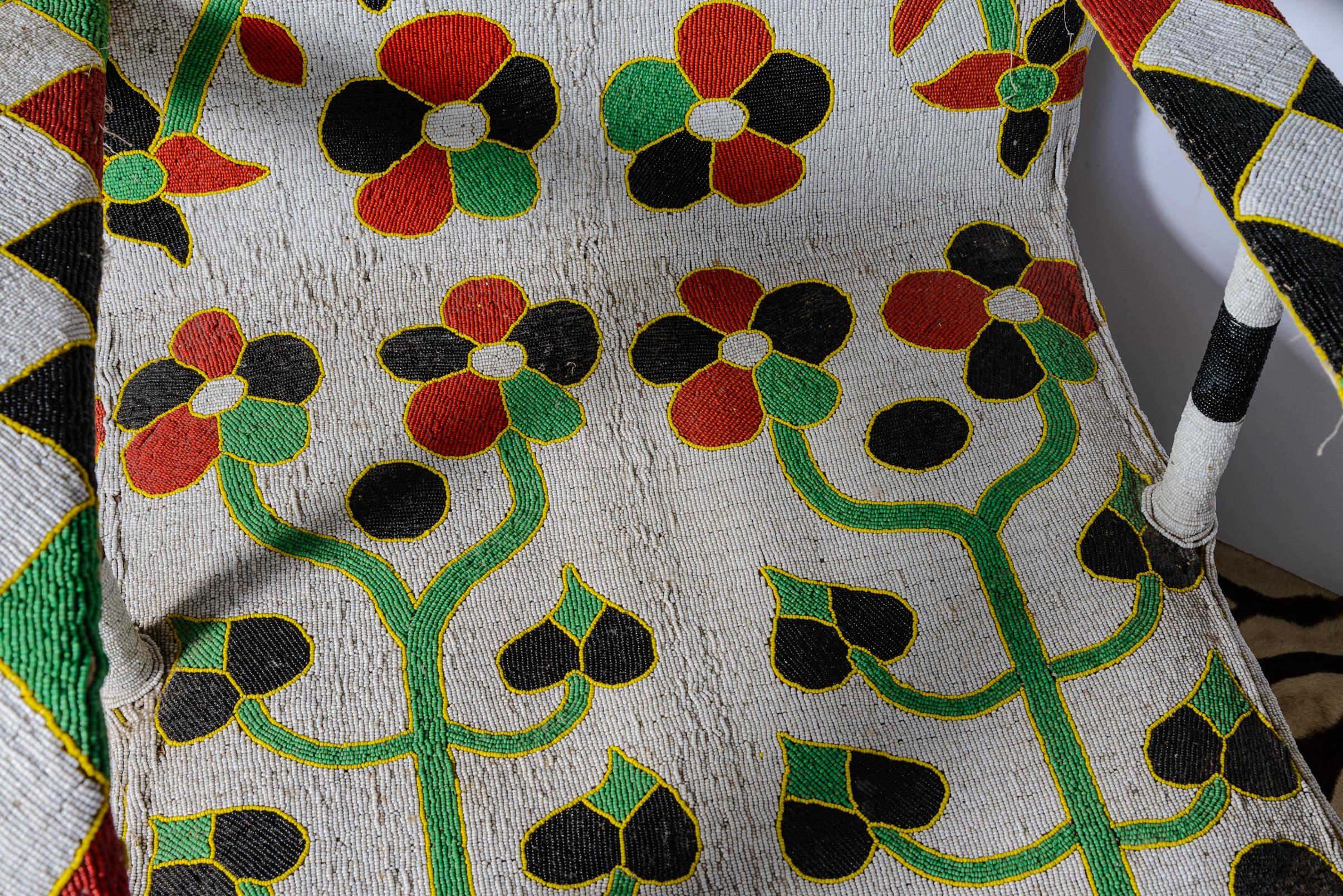 Paar afrikanische Yoruba-Perlenbesetzte, mehrfarbige Thronstühle mit Blumenmuster (20. Jahrhundert) im Angebot