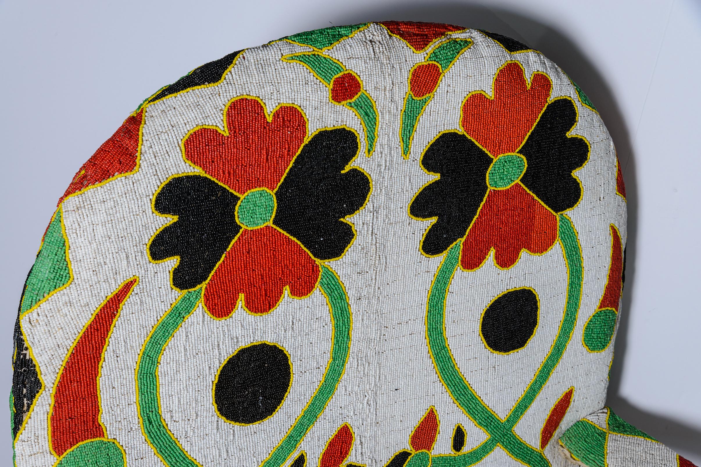 Paar afrikanische Yoruba-Perlenbesetzte, mehrfarbige Thronstühle mit Blumenmuster (Glas) im Angebot