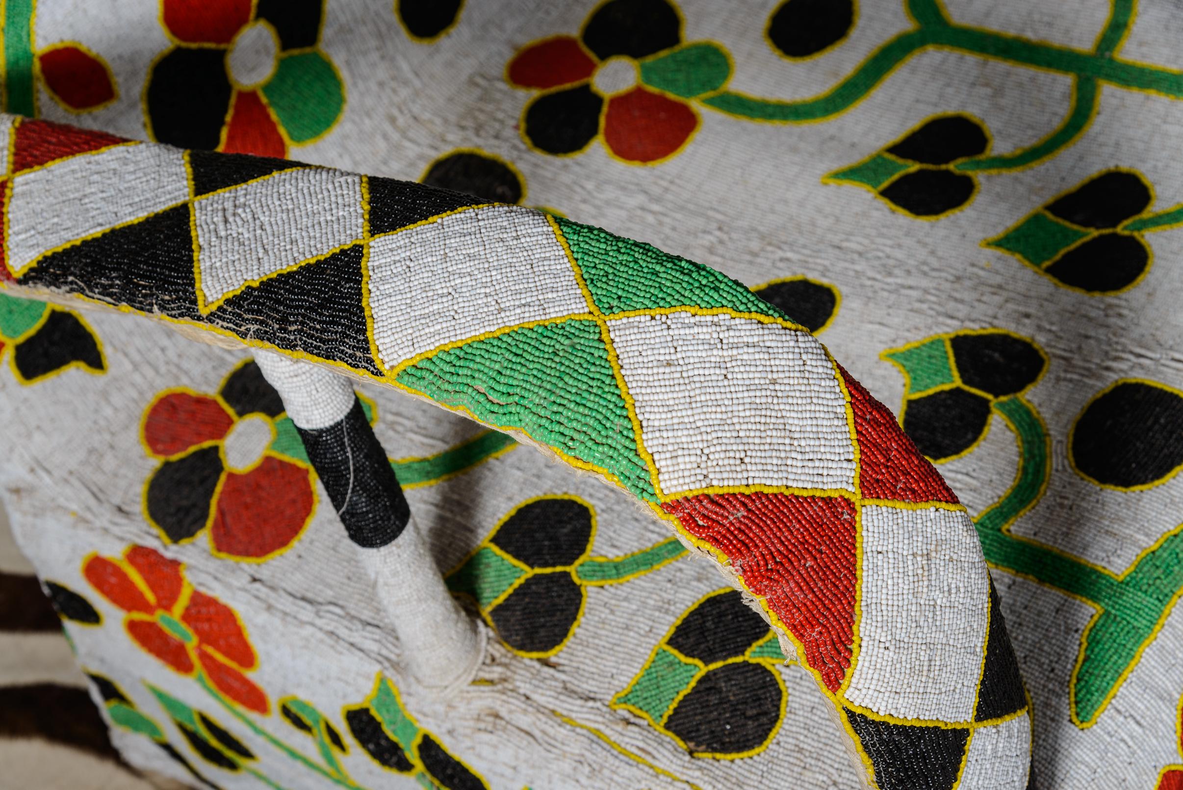 Paar afrikanische Yoruba-Perlenbesetzte, mehrfarbige Thronstühle mit Blumenmuster im Angebot 1