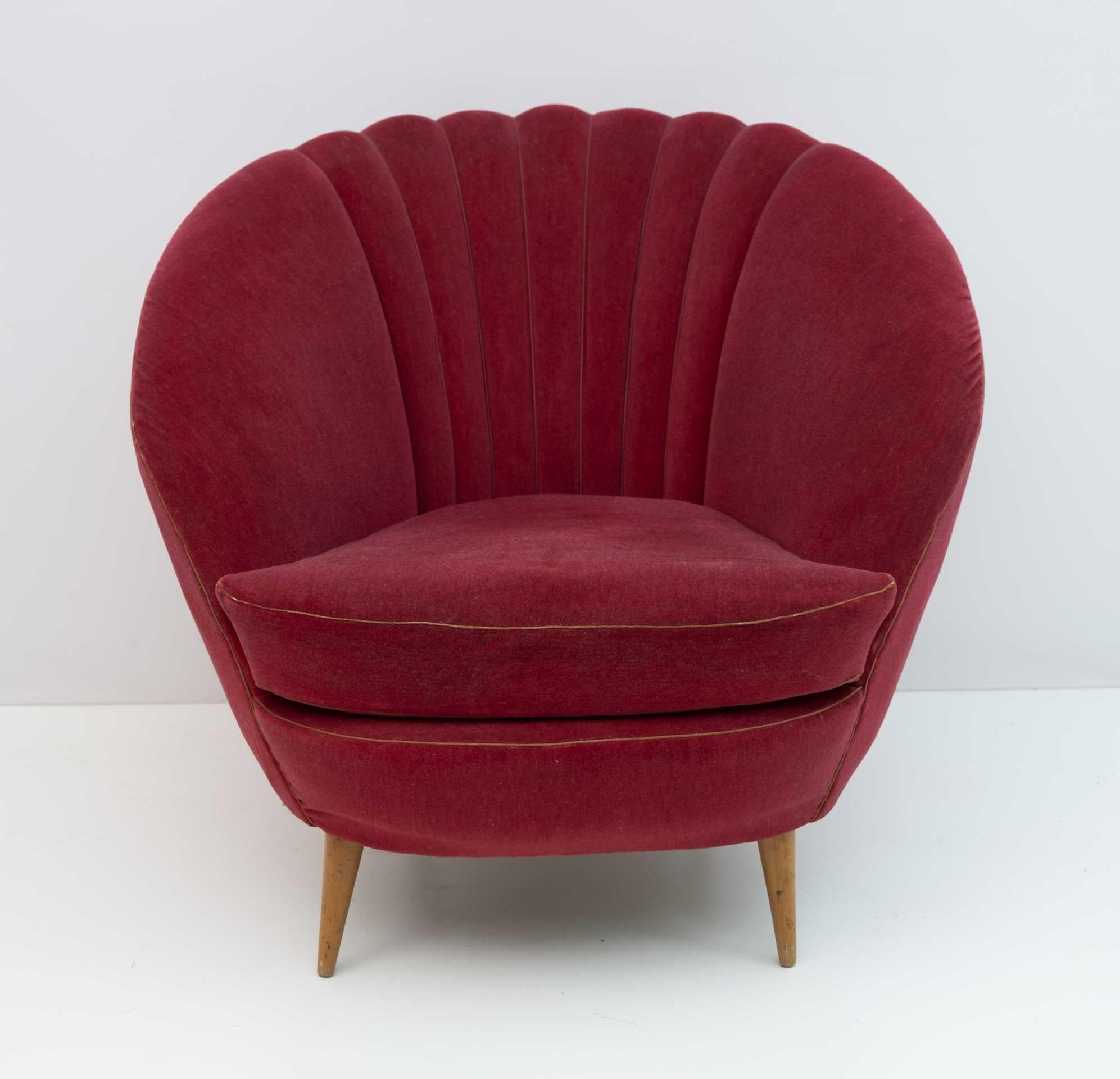 Margherita model armchair with wide and comfortable backrest, conical beech foot, upholstery in good condition, spring cushions.
The velvet is original from the period but a new upholstery is recommended.
Designed by Gio Ponti and produced by