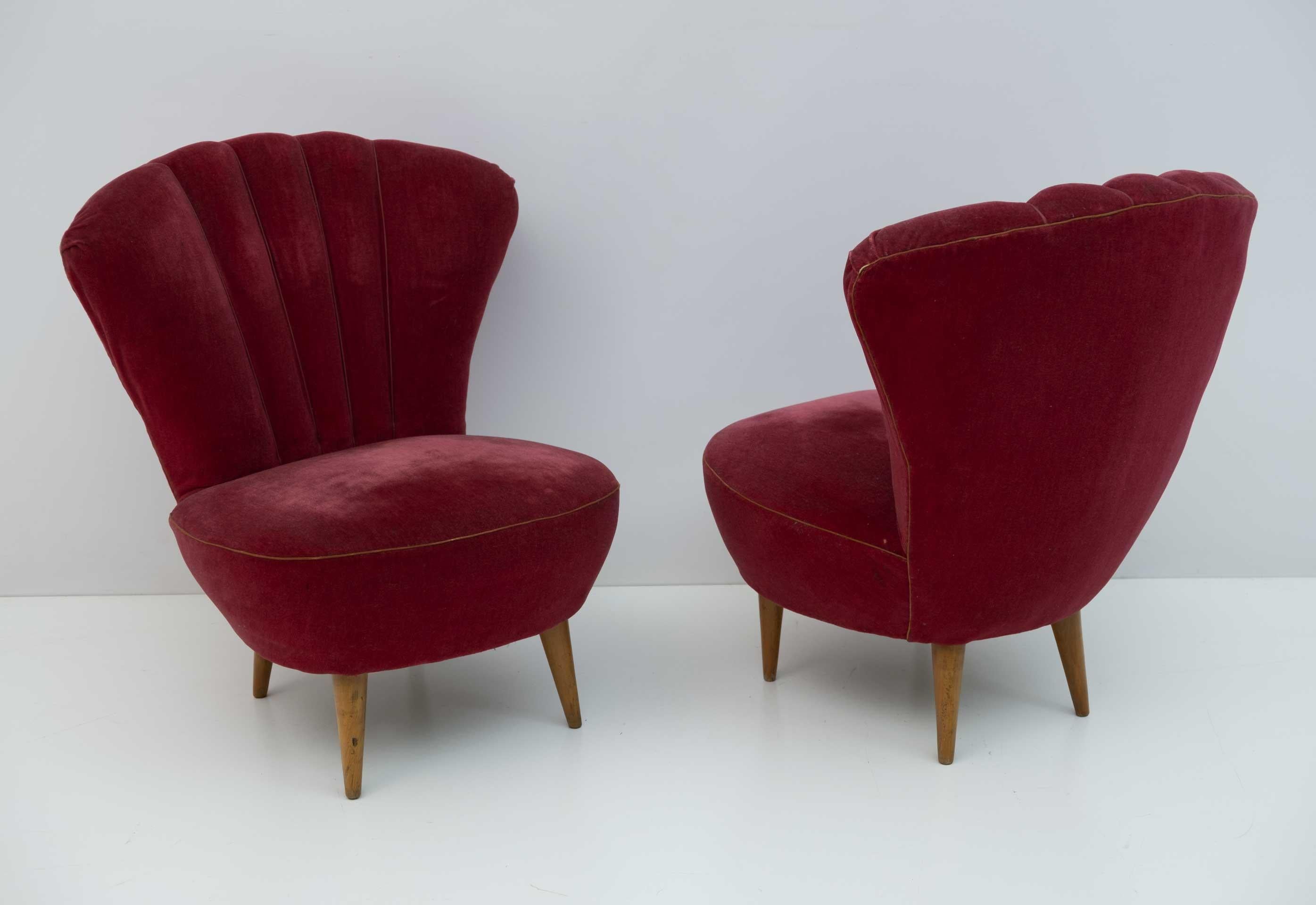 Pair of daisy model armchairs with wide and comfortable backrest, conical beech foot, good condition of the upholstery.
The velvet is original from the time but a new upholstery is recommended.
Designed by Gio Ponti and produced by ISA-BERGAMO