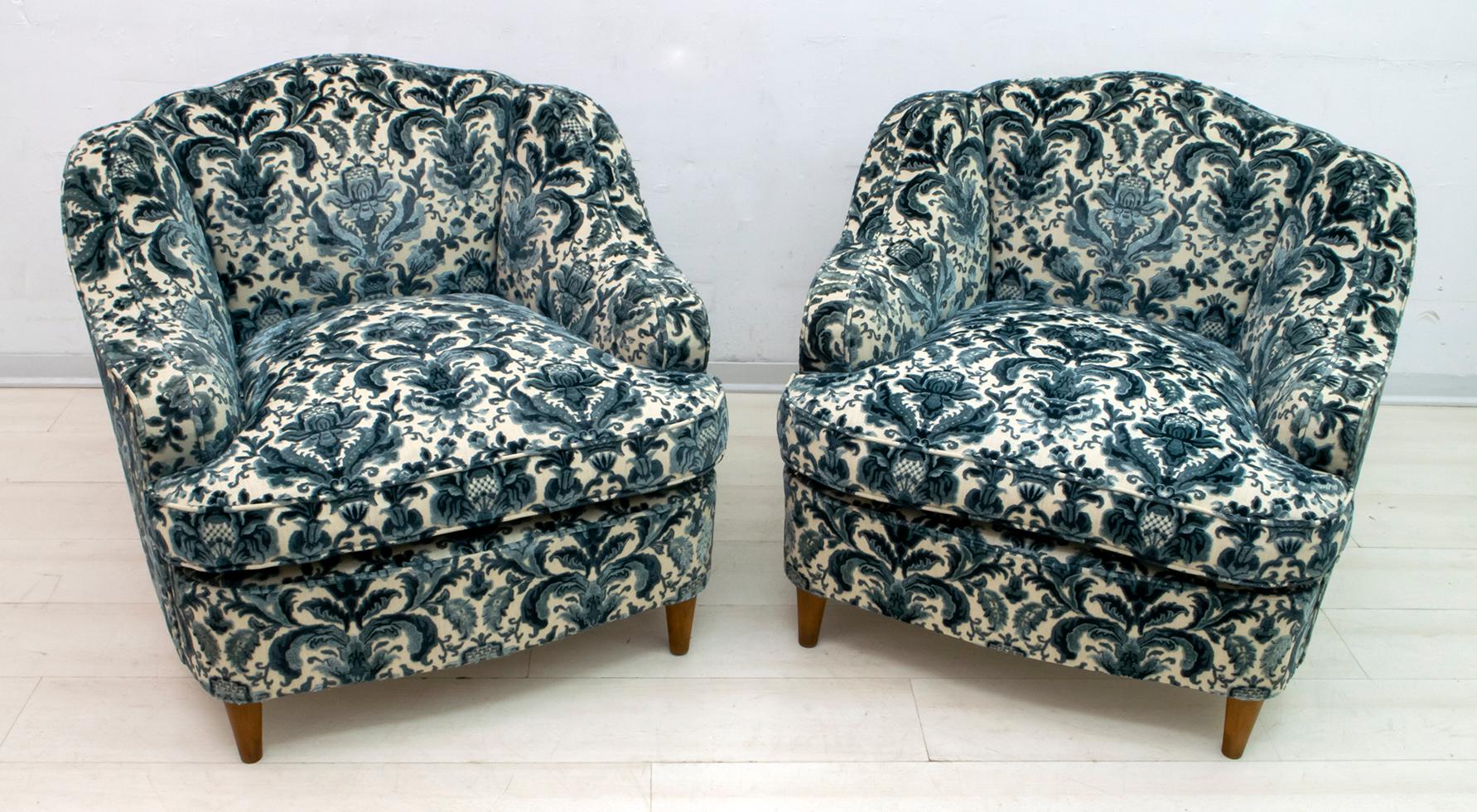Elegant and splendid pair of Gio Ponti style armchairs, Mid-Century Modern with textured velvet upholstery, 1960. Sculpted profile, refined lines, sensual and deep comfort. The upholstery is like new, little used and the cushions are in goose down.