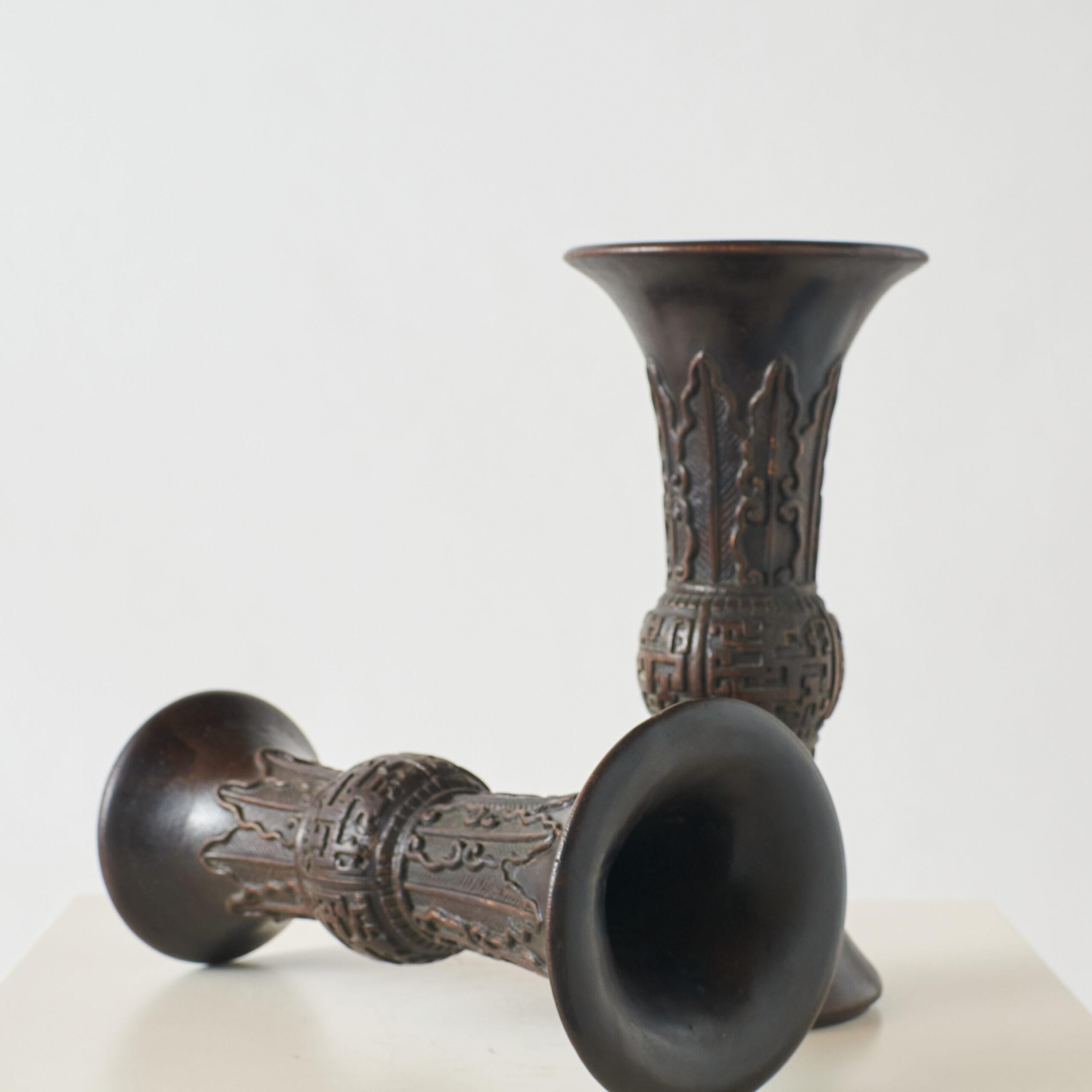 Pareja de jarrones Gu-Form de madera de agar

Pareja de jarrones chinos de madera tallada en forma de vaso tradicional Gu, con base y boca acampanadas. Los jarrones presentan motivos arcaicos alrededor del cuello y el cuerpo. Hecho de madera de agar
