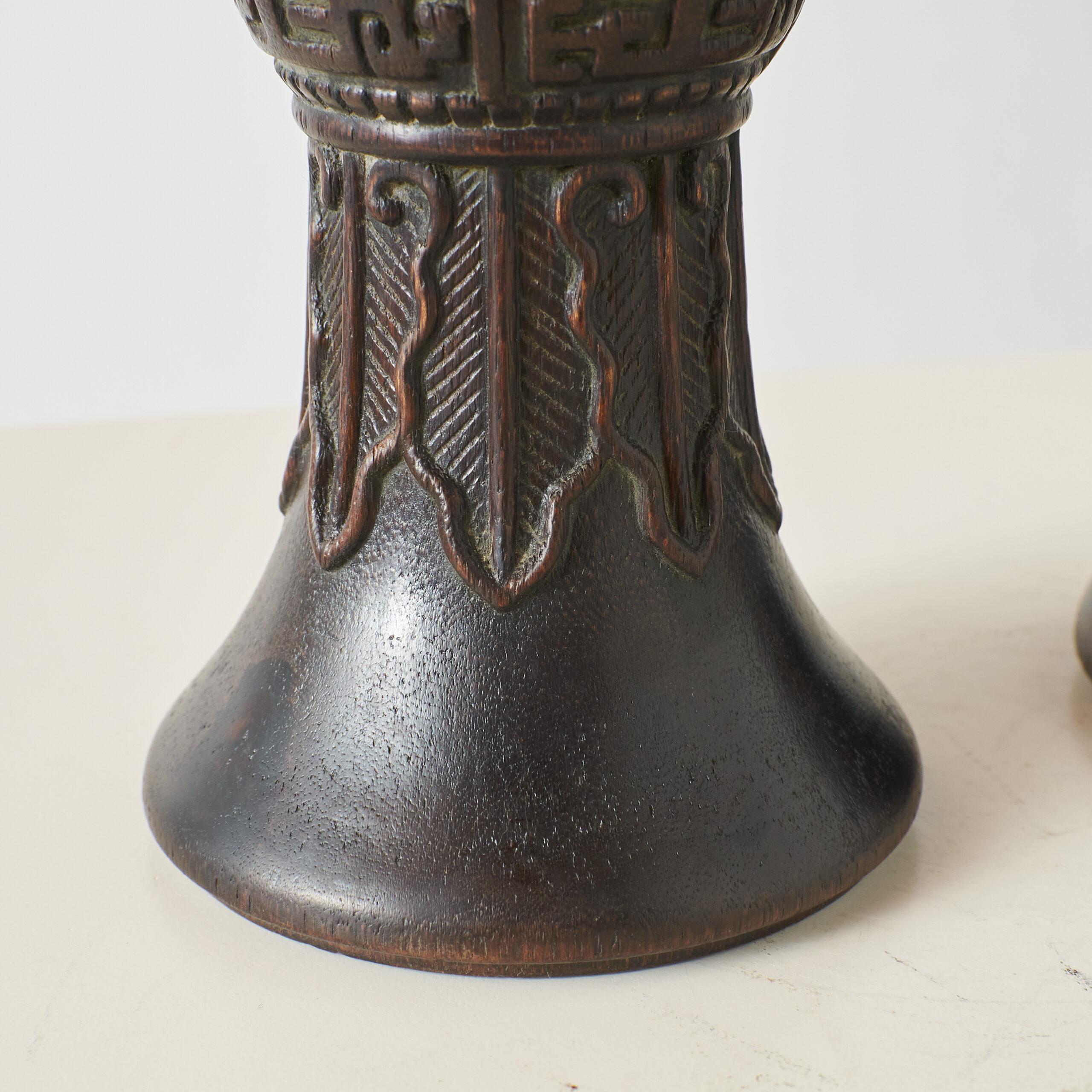 Pareja de jarrones Gu-Form de madera de agar Tallado en venta
