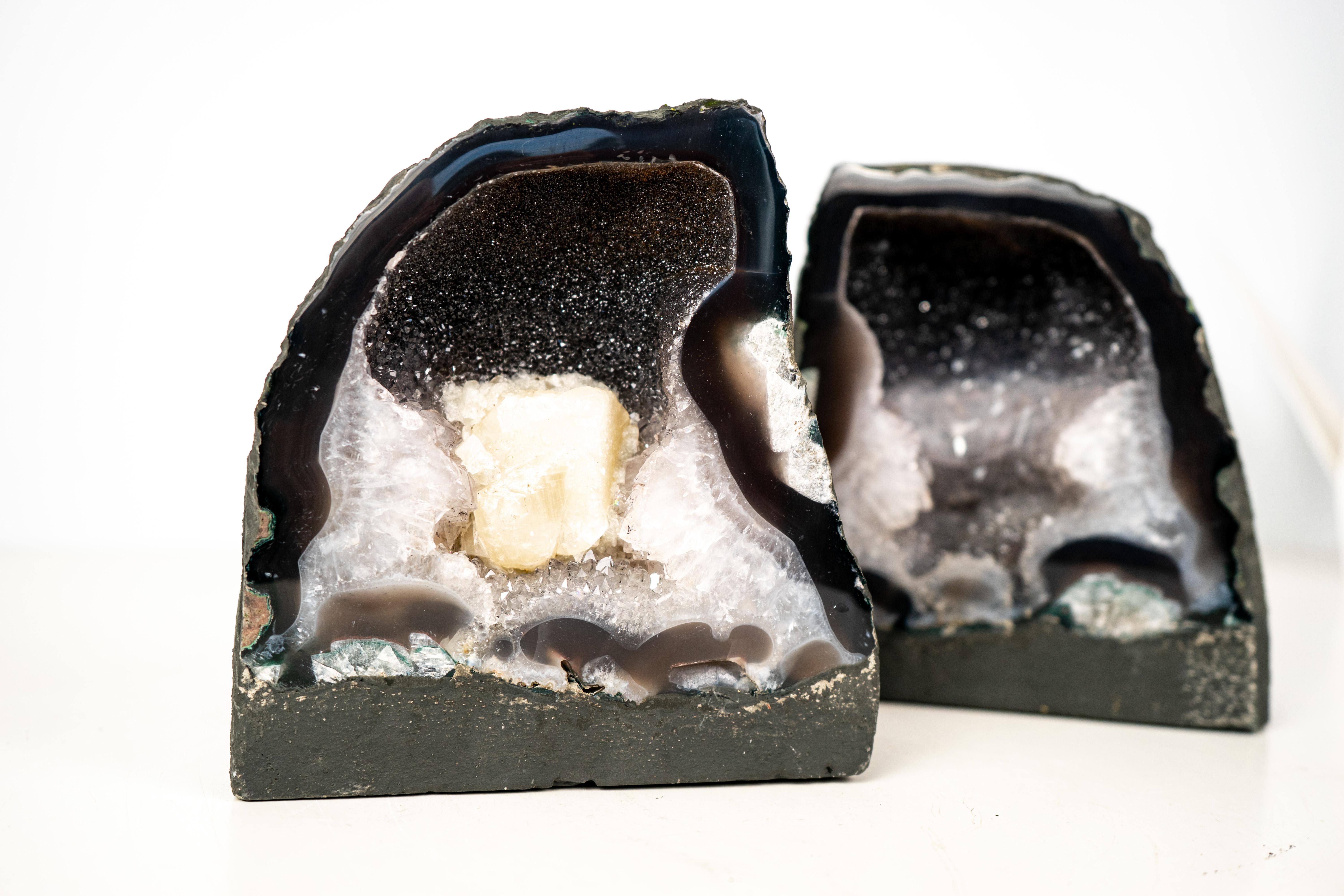 Coppia di rari geodi di ametista naturale con due colori distinti: Galassia nera Druzy e ametista bianca Formazione a corona

▫️ Descrizione

Un geode che si vede raramente, con caratteristiche rare e un'estetica straordinaria, questo geode di agata