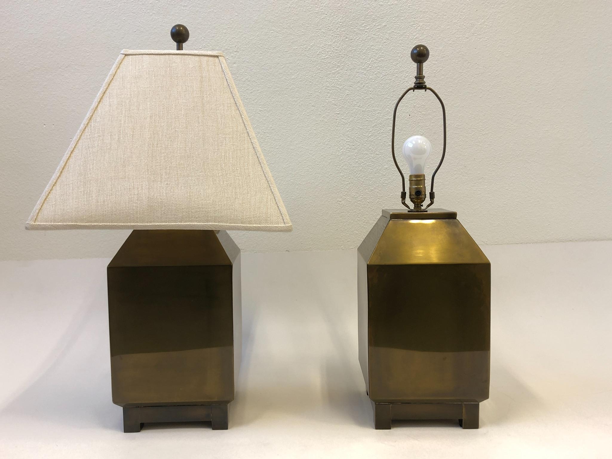 A beautiful pair of solid aged brass table lamp designed by Mastercraft in the 1970s.
The lamps have that beautiful aged brass patina that Mastercraft is known for. The lamps have been newly rewired and have a three way socket. 

Overall