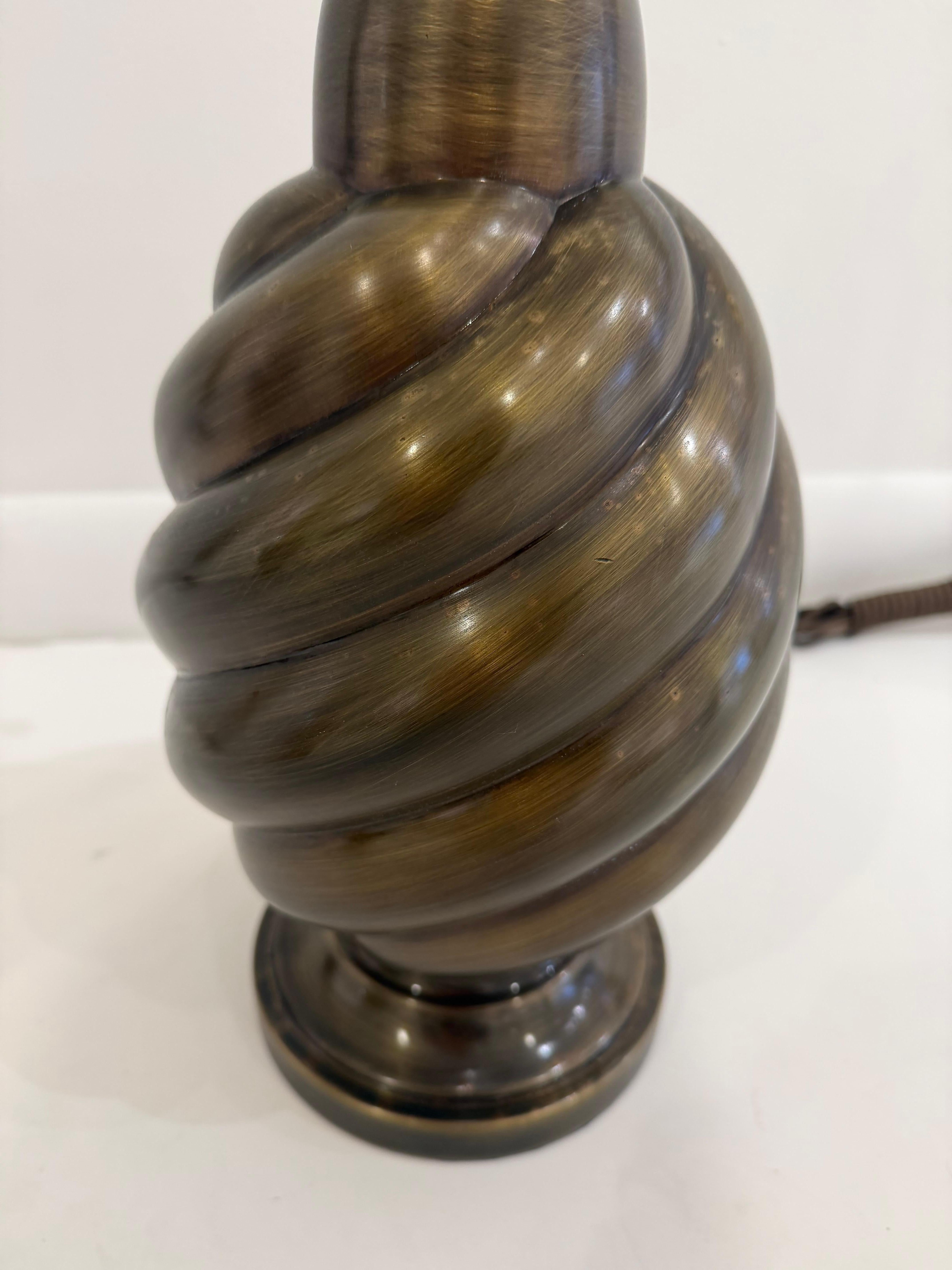 Laiton Paire de lampes de table Westwood américaines des années 1960 en laiton vieilli en vente