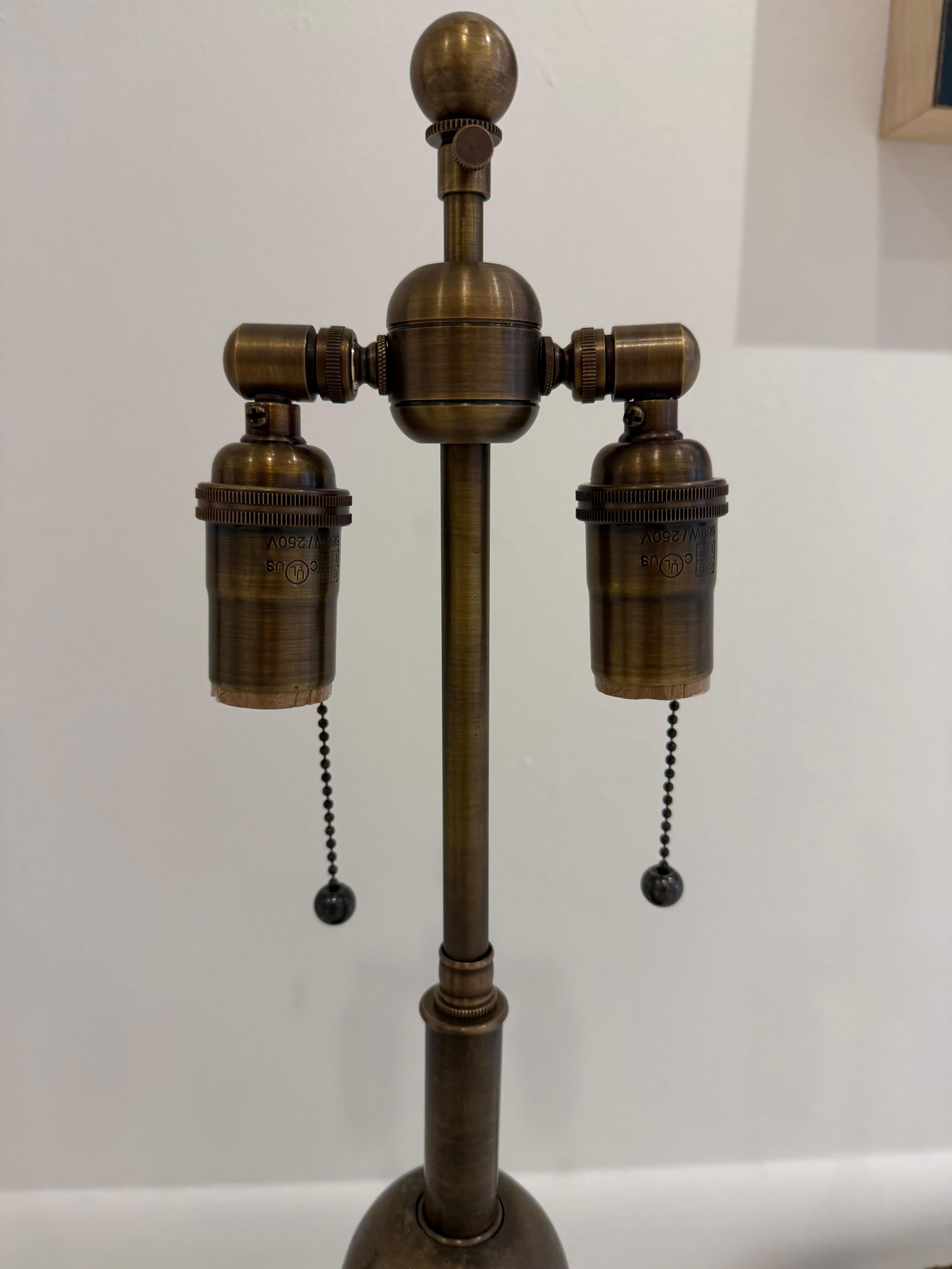 Paire de lampes de table Westwood américaines des années 1960 en laiton vieilli en vente 2