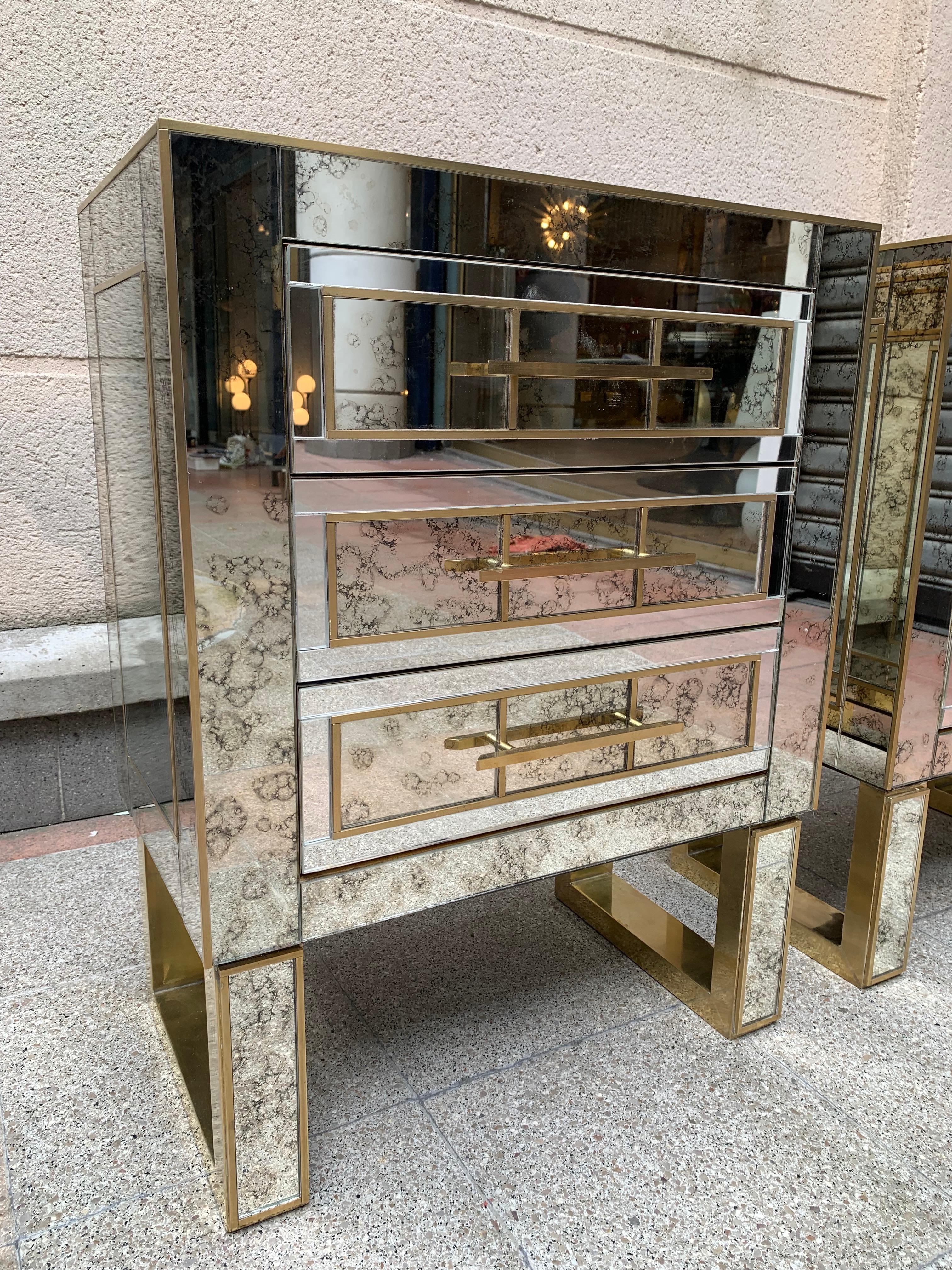 Pair of aged mirror bedside tables
Italian work, circa 1980

3 drawers

Dimensions: 54 x 31 x H 70.