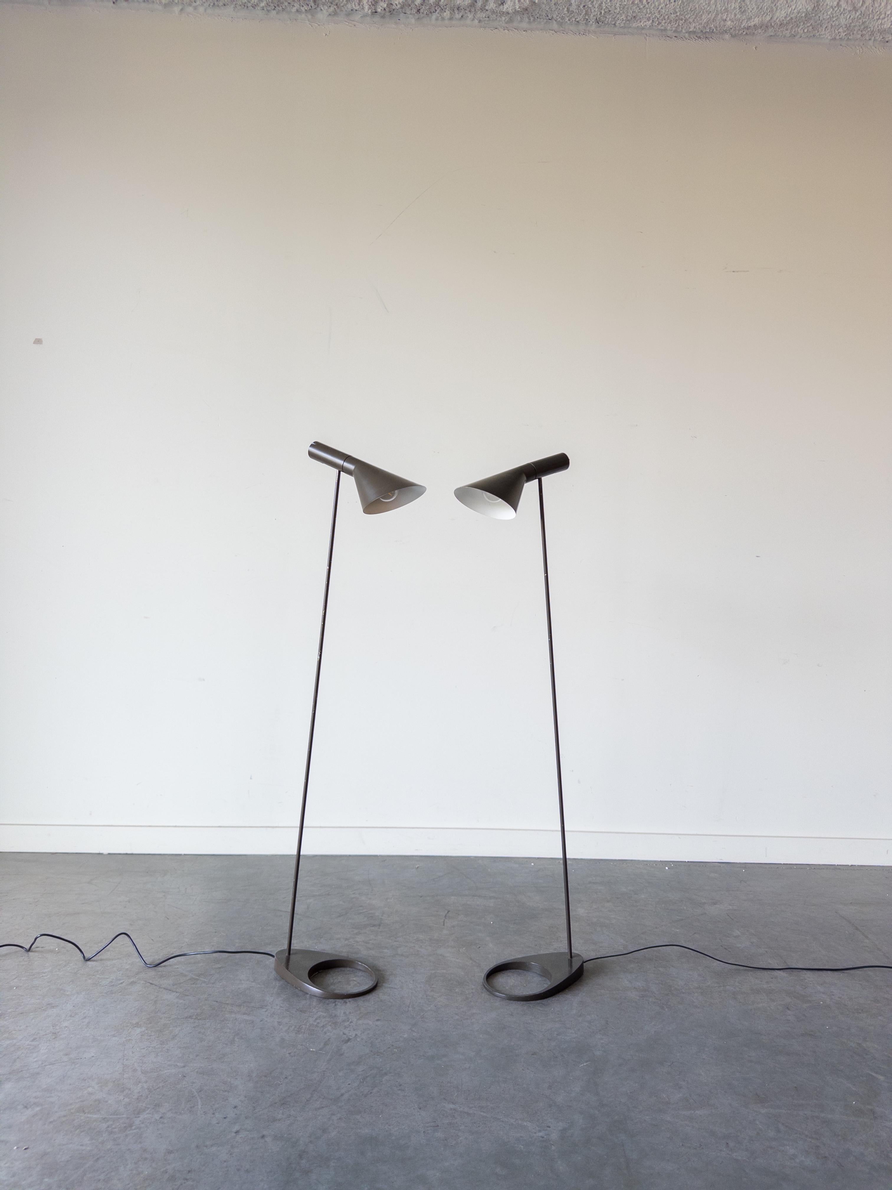 Lampada da terra AJ di Arne Jacobsen per Louis Poulsen, Danimarca, progettata negli anni Sessanta. L'iconica illuminazione moderna danese creata per il SAS Royal Hotel, Copenhagen

