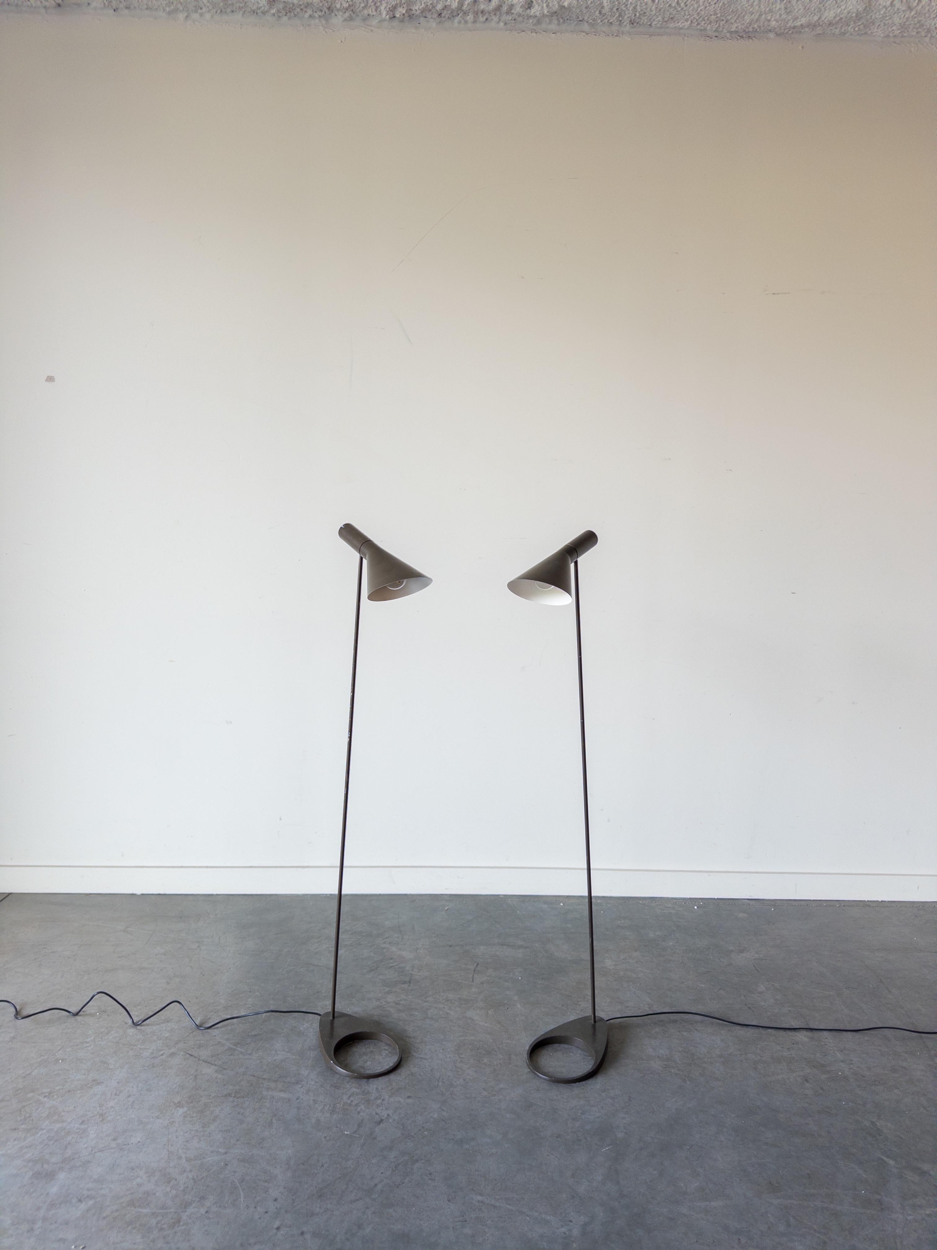 Scandinavo moderno Coppia di lampade da terra AJ di Arne Jacobsen per Louis Poulsen in vendita