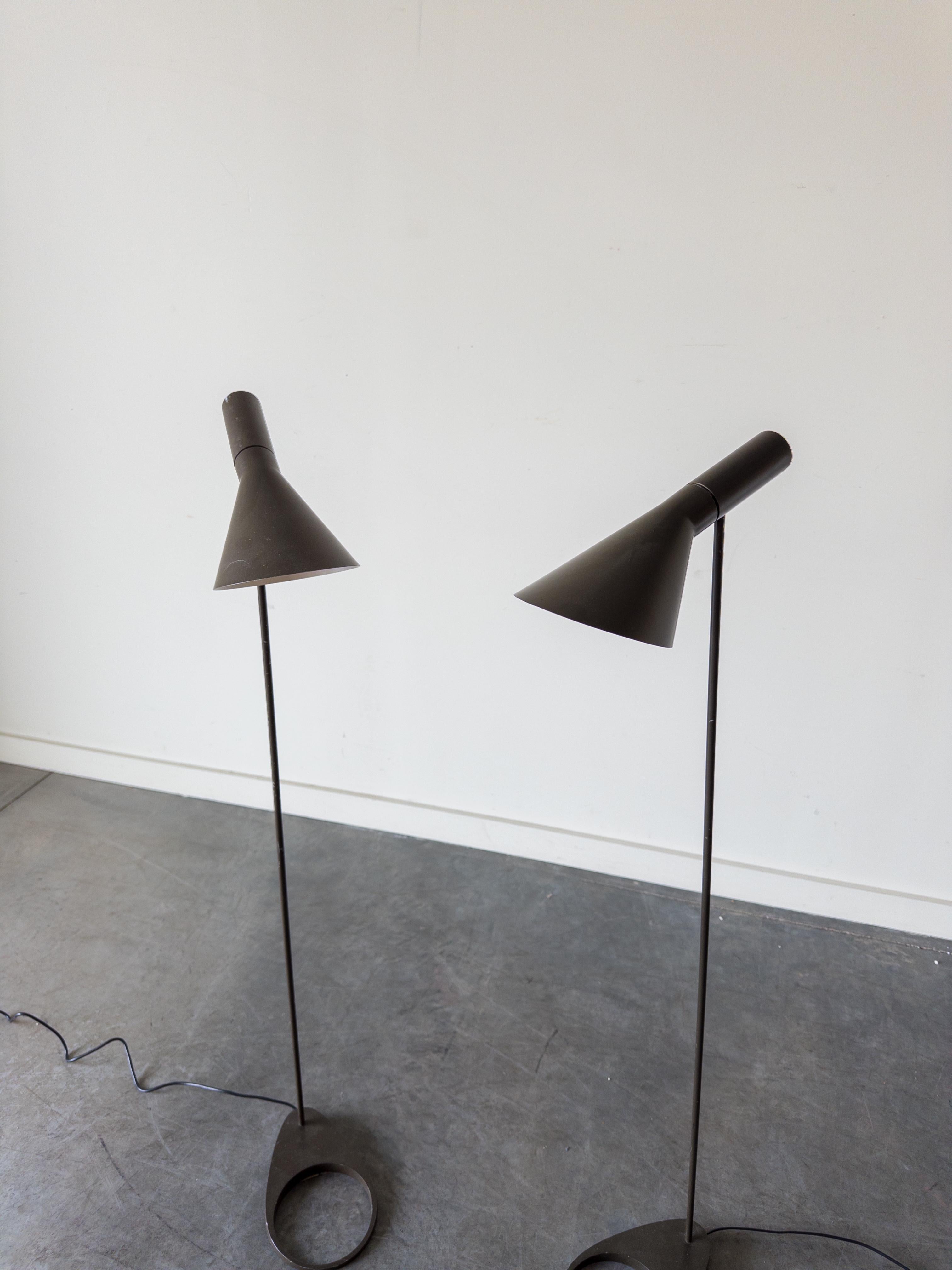 Danese Coppia di lampade da terra AJ di Arne Jacobsen per Louis Poulsen in vendita