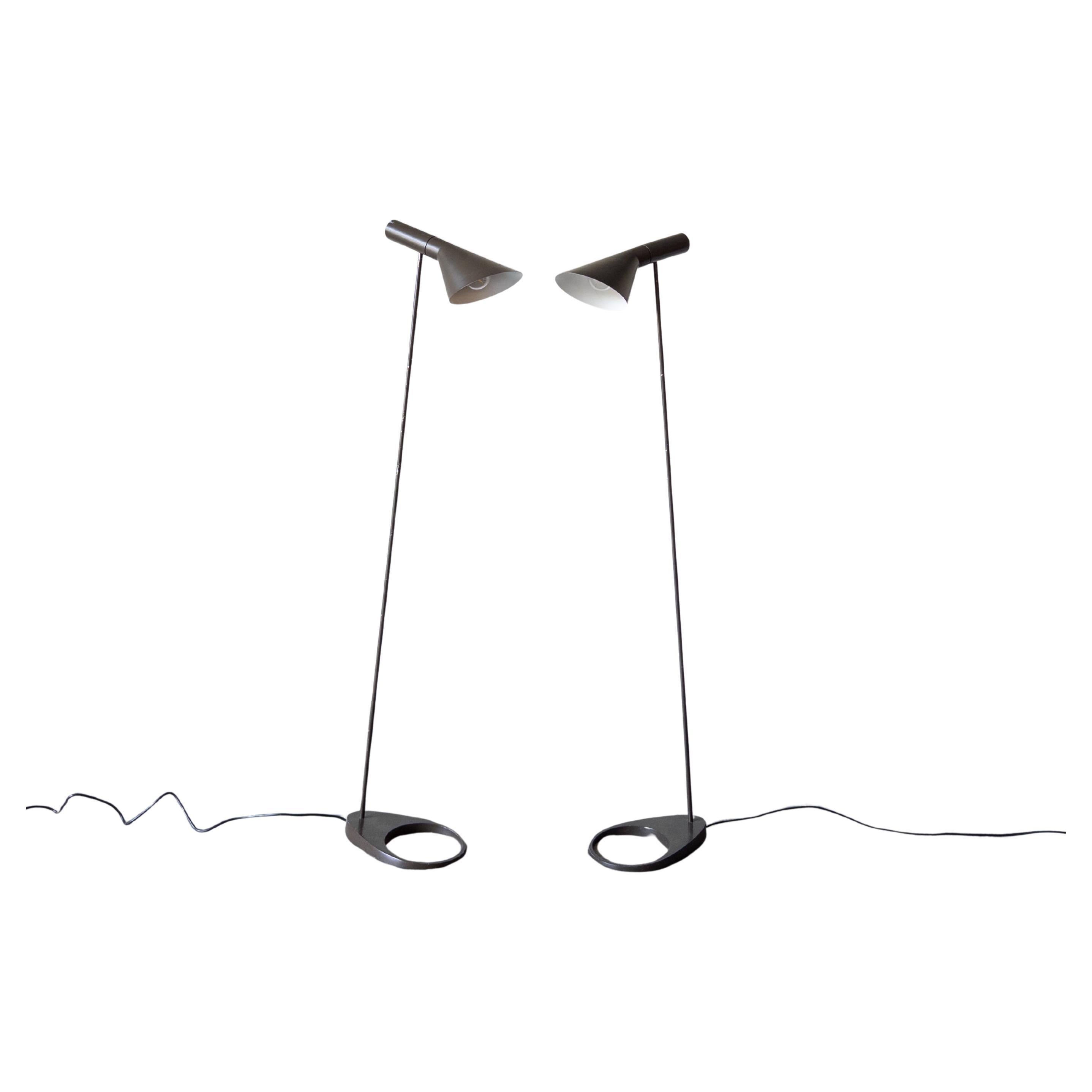 Coppia di lampade da terra AJ di Arne Jacobsen per Louis Poulsen in vendita