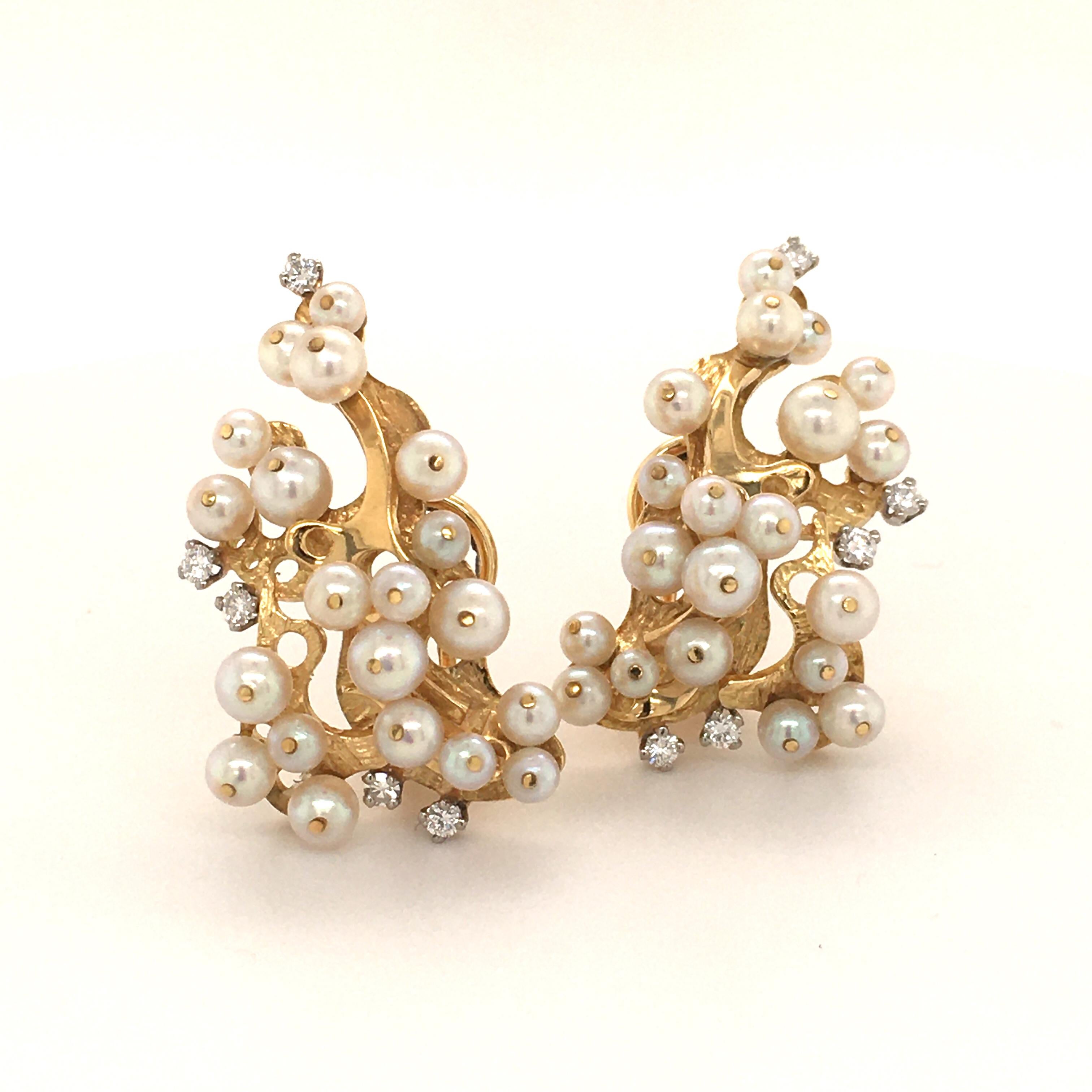 Fancy pair of earclips in yellow gold 750 set with 40 akoya cultured pearls, embellished with 10 brilliant cut diamonds totaling approx. 0.30 ct of G/H-vs quality.

Please, ask for additional pictures if you are interested in this item.

Weight: