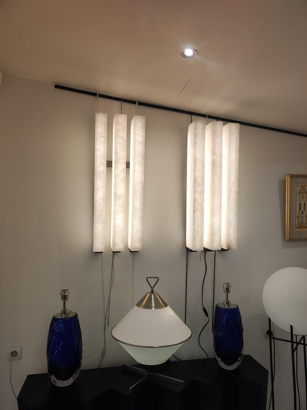 Paire d'appliques en métal noir et albâtre en vente 8