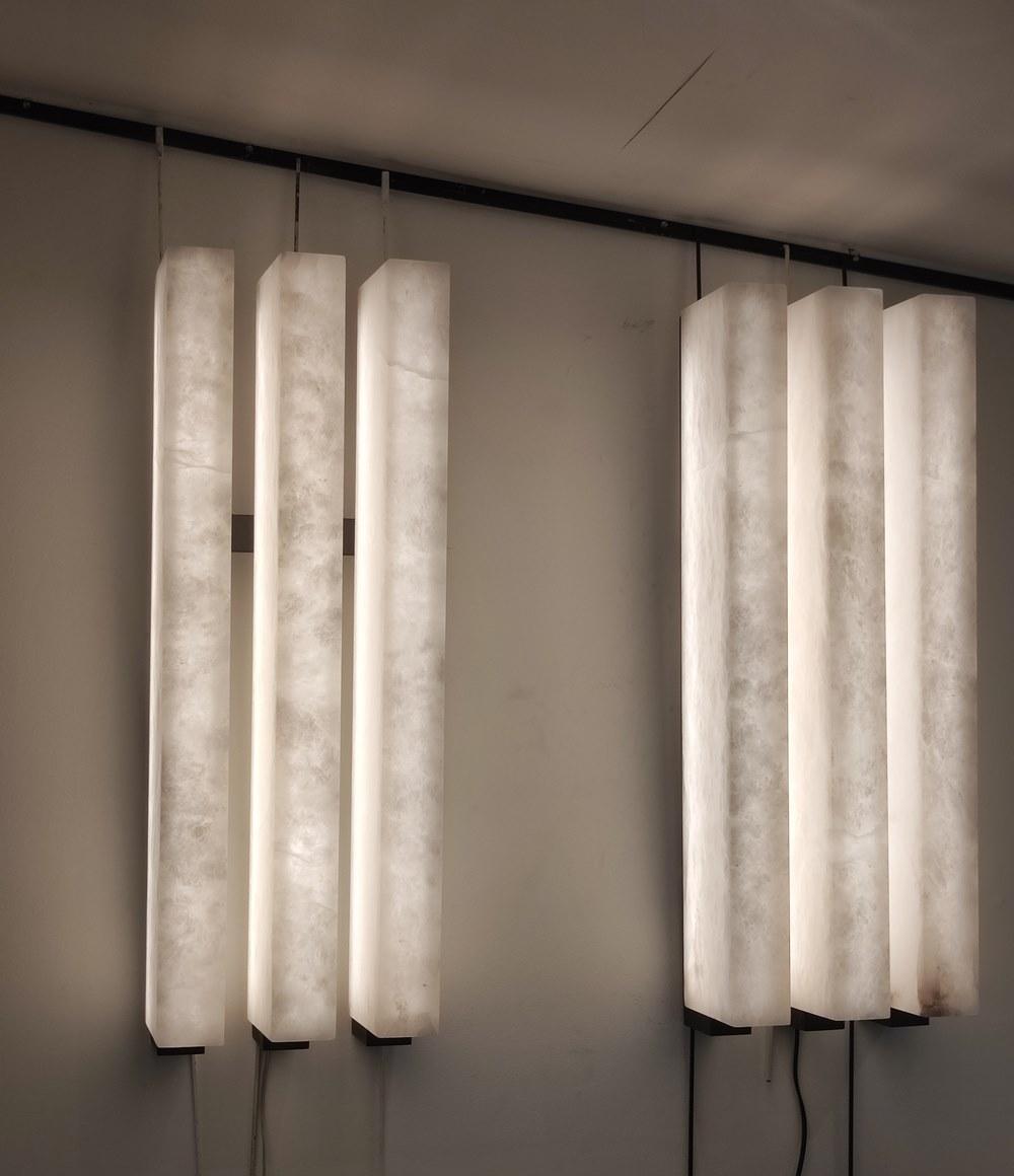 Paire d'appliques en métal noir et albâtre  ( leds )