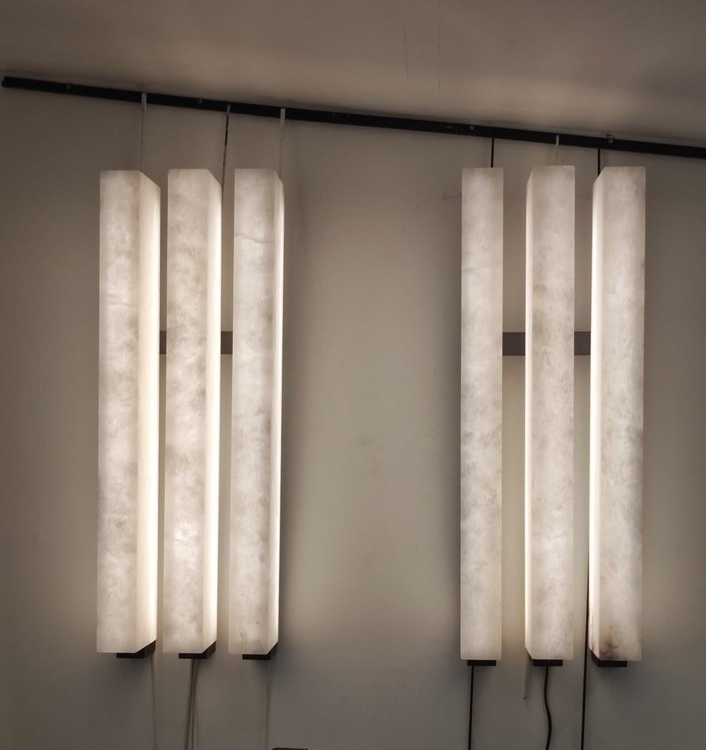 XXIe siècle et contemporain Paire d'appliques en métal noir et albâtre en vente