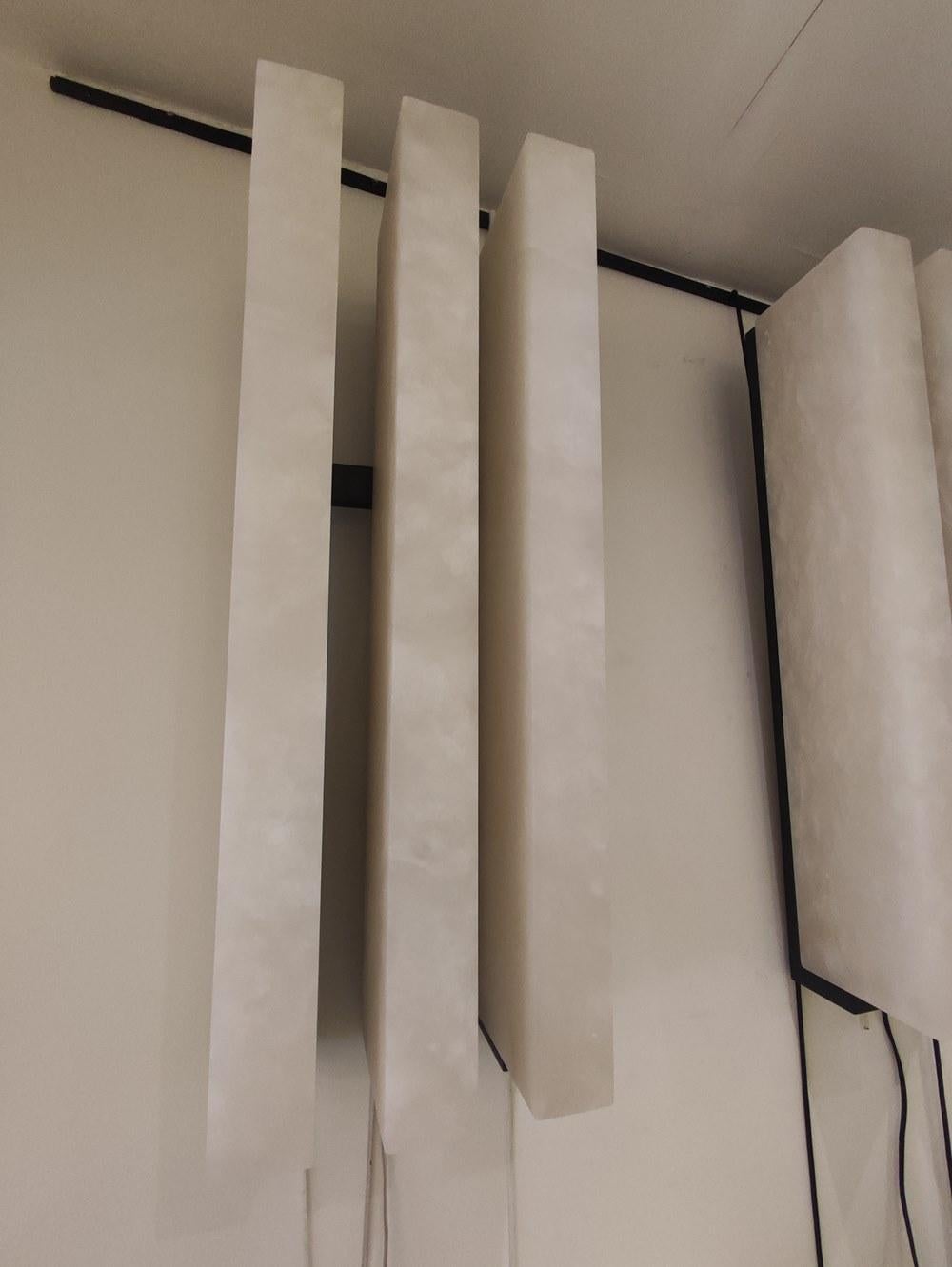 Métal Paire d'appliques en métal noir et albâtre en vente