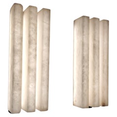 Paar Wandleuchter aus Alabaster und schwarzem Metall