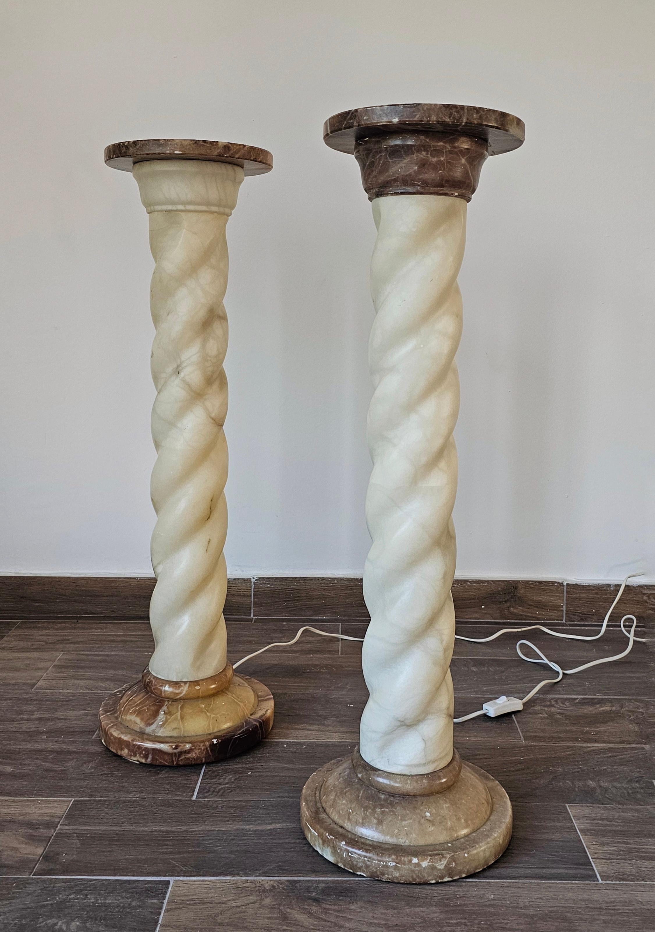 In questo annuncio troverai una coppia di spettacolari lampade da terra a forma di colonna o piedistallo. Le lampade sono in alabastro con piani in marmo. Sono caratterizzate da un design molto elegante che si adatta a qualsiasi interno, in quanto