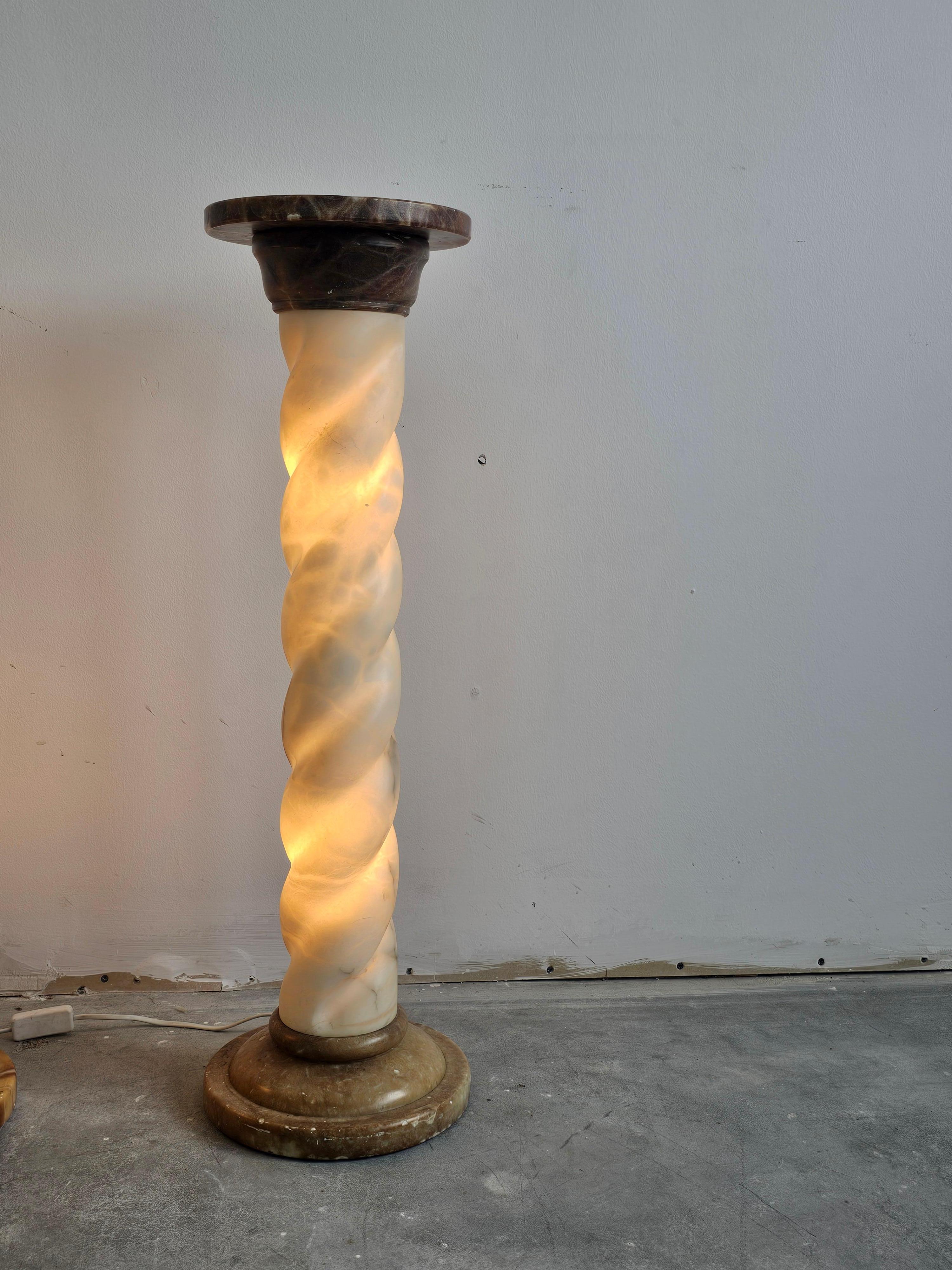 Metà XX secolo Coppia di lampade da terra a forma di colonna ritorta in alabastro e marmo, Francia anni '60 in vendita