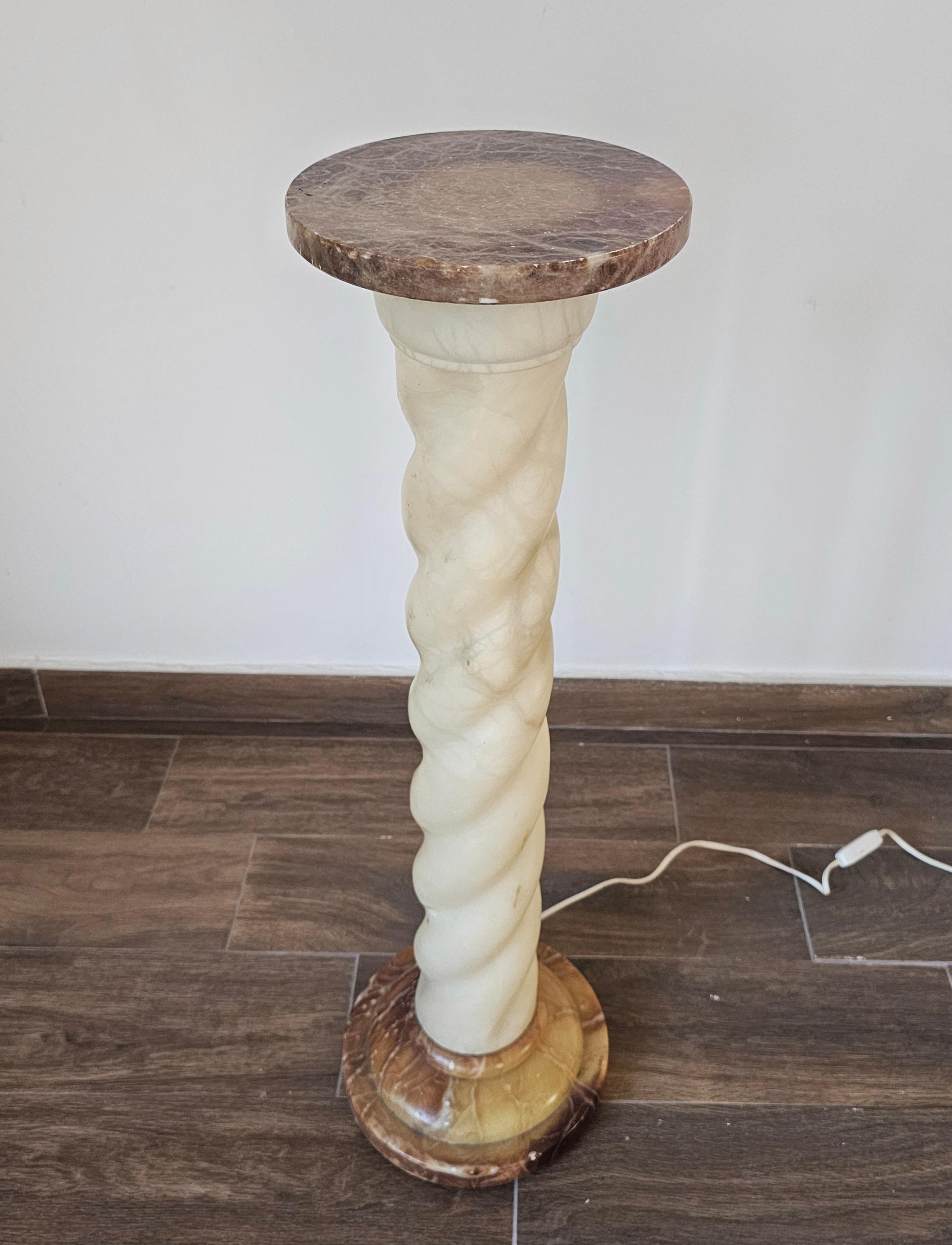 Neoclassico Coppia di lampade da terra a forma di colonna ritorta in alabastro e marmo, Francia anni '60 in vendita