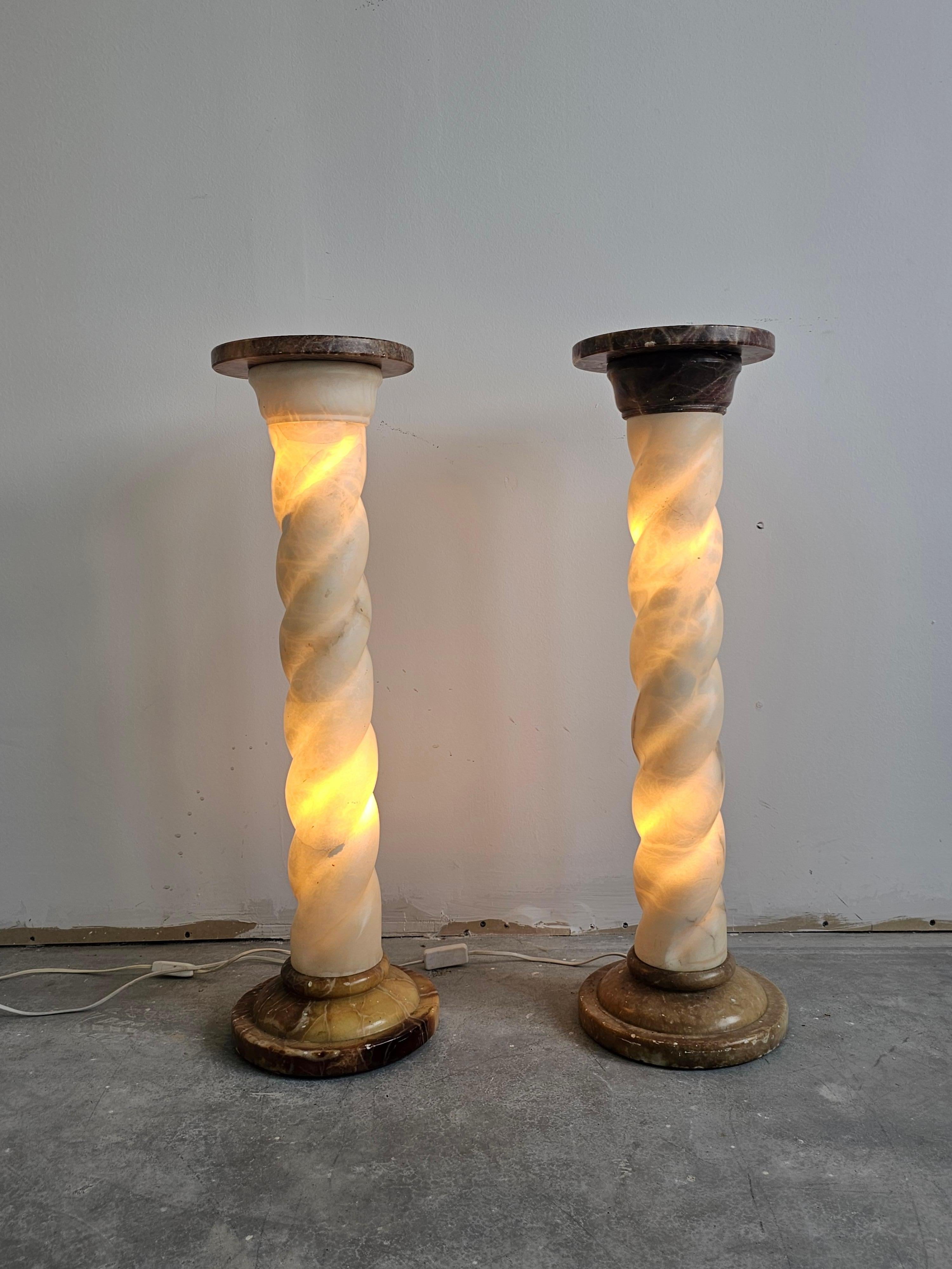 Alabastro Coppia di lampade da terra a forma di colonna ritorta in alabastro e marmo, Francia anni '60 in vendita