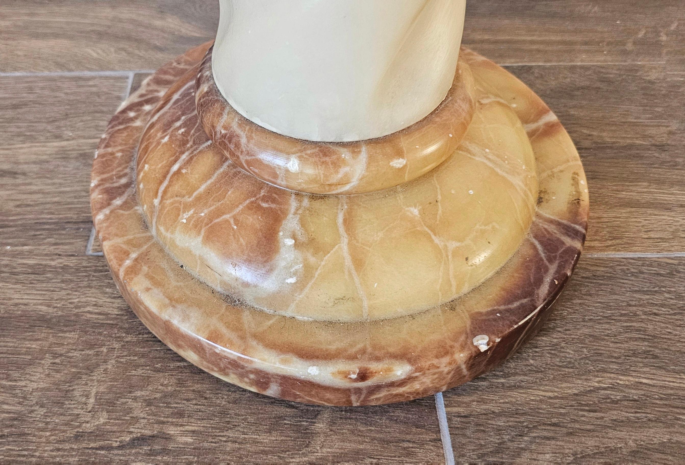 Francese Coppia di lampade da terra a forma di colonna ritorta in alabastro e marmo, Francia anni '60 in vendita