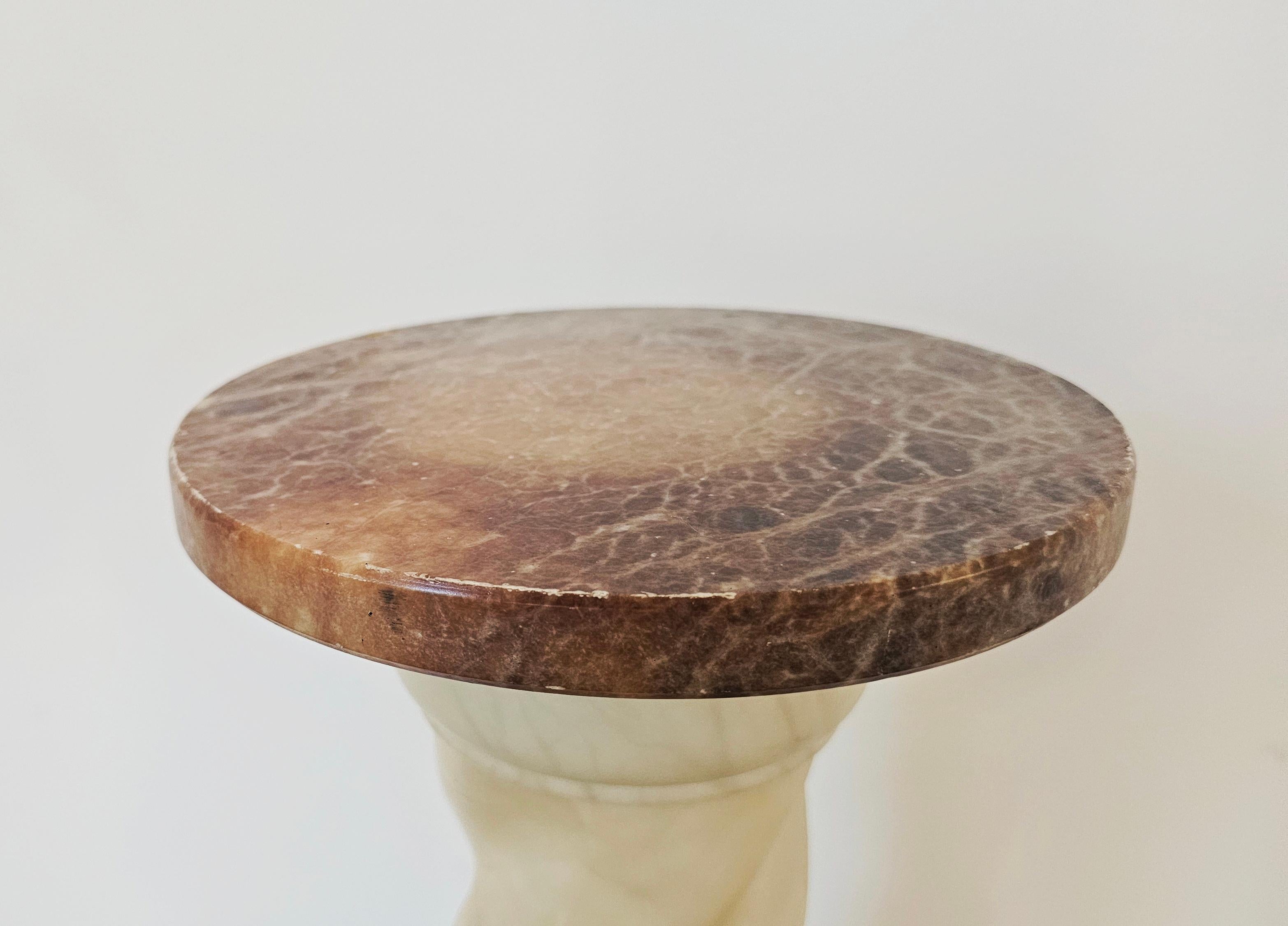 Coppia di lampade da terra a forma di colonna ritorta in alabastro e marmo, Francia anni '60 In condizioni buone in vendita a Beograd, RS